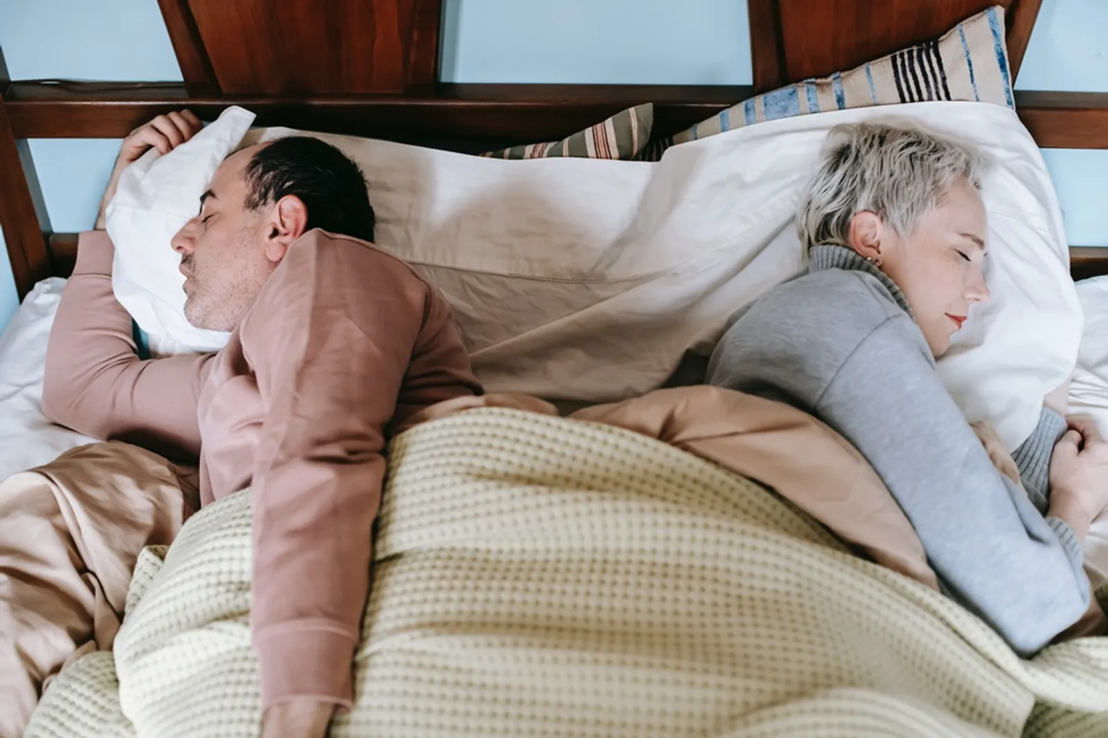 Benarkah Tidur Membelakangi Pasangan Menandakan sedang Bertengkar?