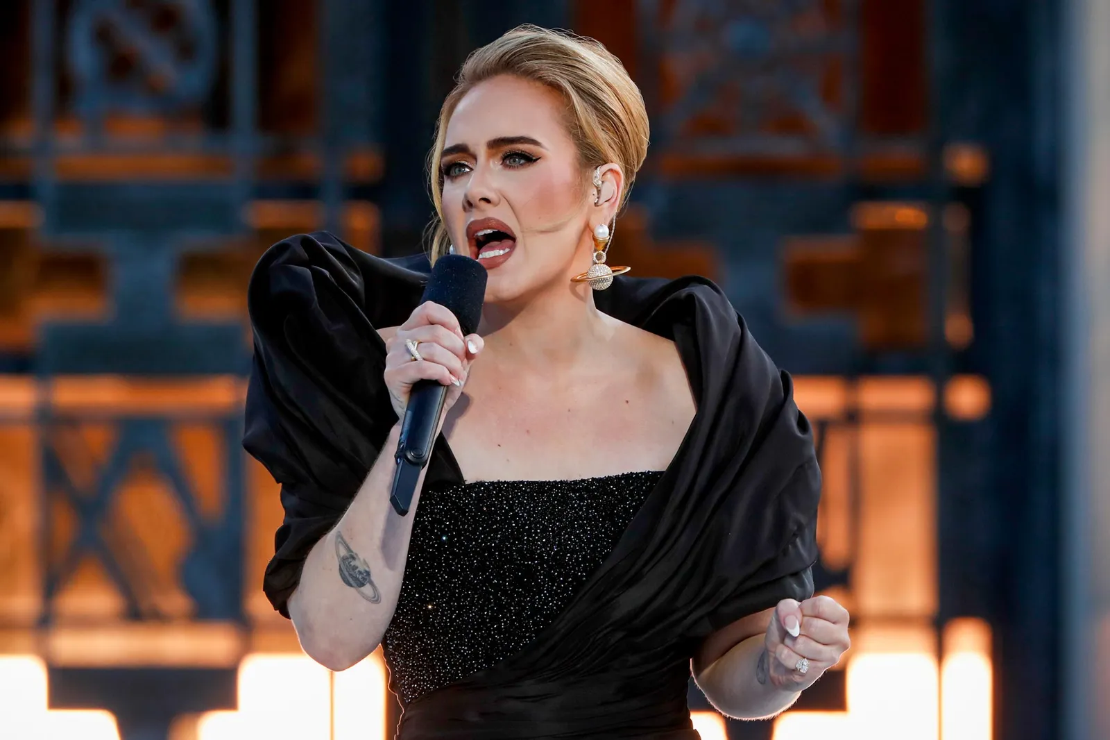 Heroik, Adele Selamatkan Fans-nya yang Diganggu Petugas Keamanan