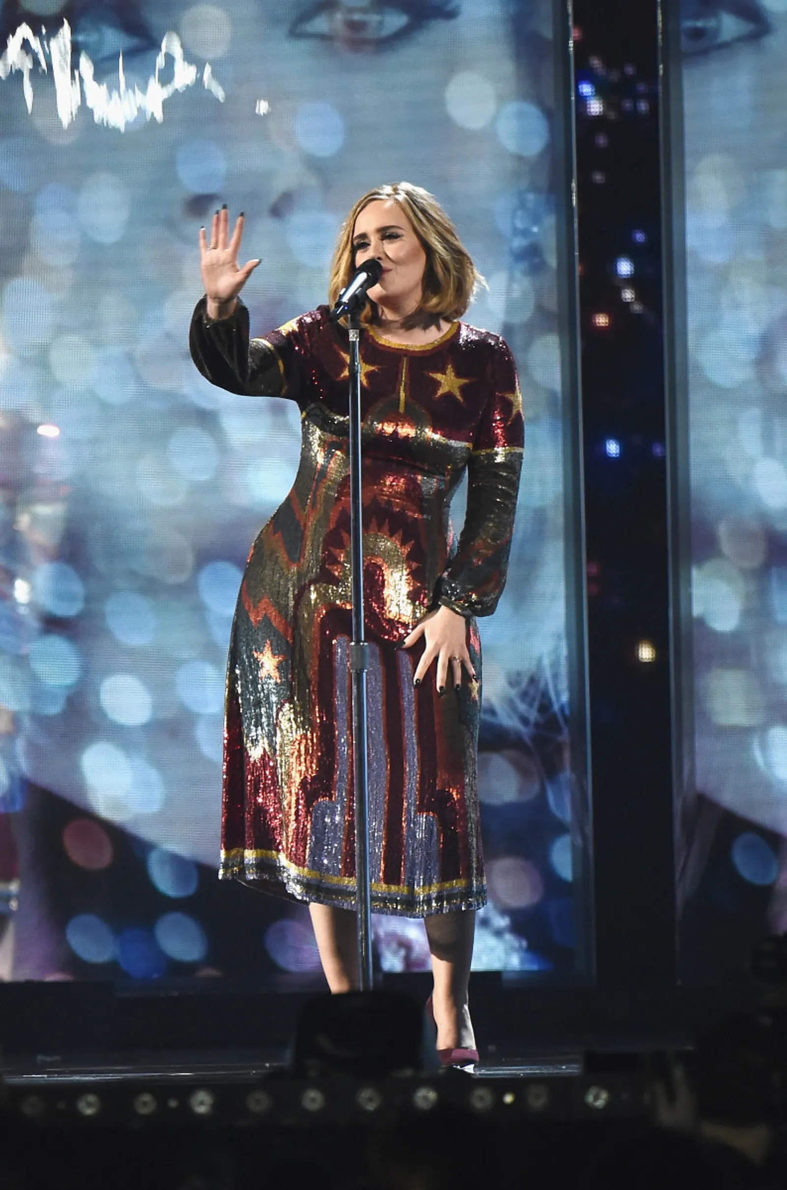 7 Gaun Glamor Adele di Panggung yang Mencuri Perhatian