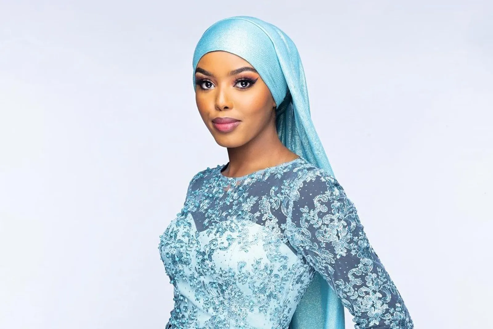 7 Gaya Khadija Omar, Kontestan Hijab Pertama di Ajang Miss World