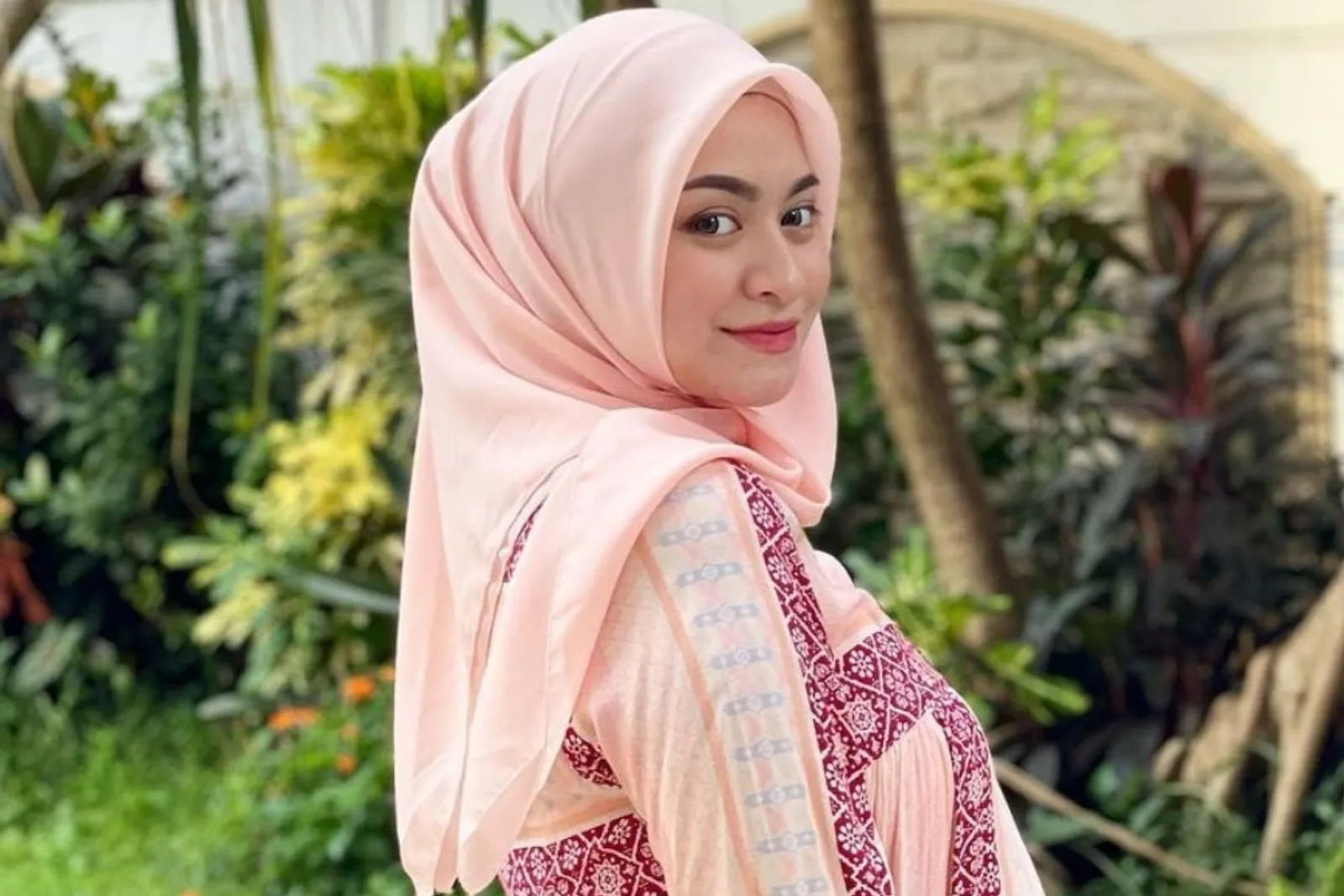 Pindah Agama Islam, 8 Artis Ini Tampil Memikat Kenakan Hijab