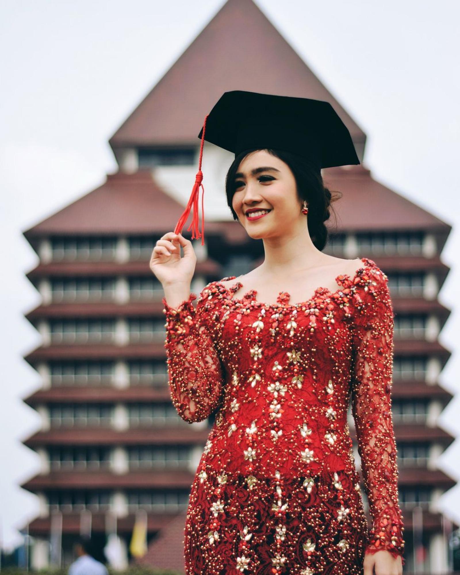 Deretan Desainer Indonesia Dibalik Kebaya Wisuda Artis, Elegan Semua!