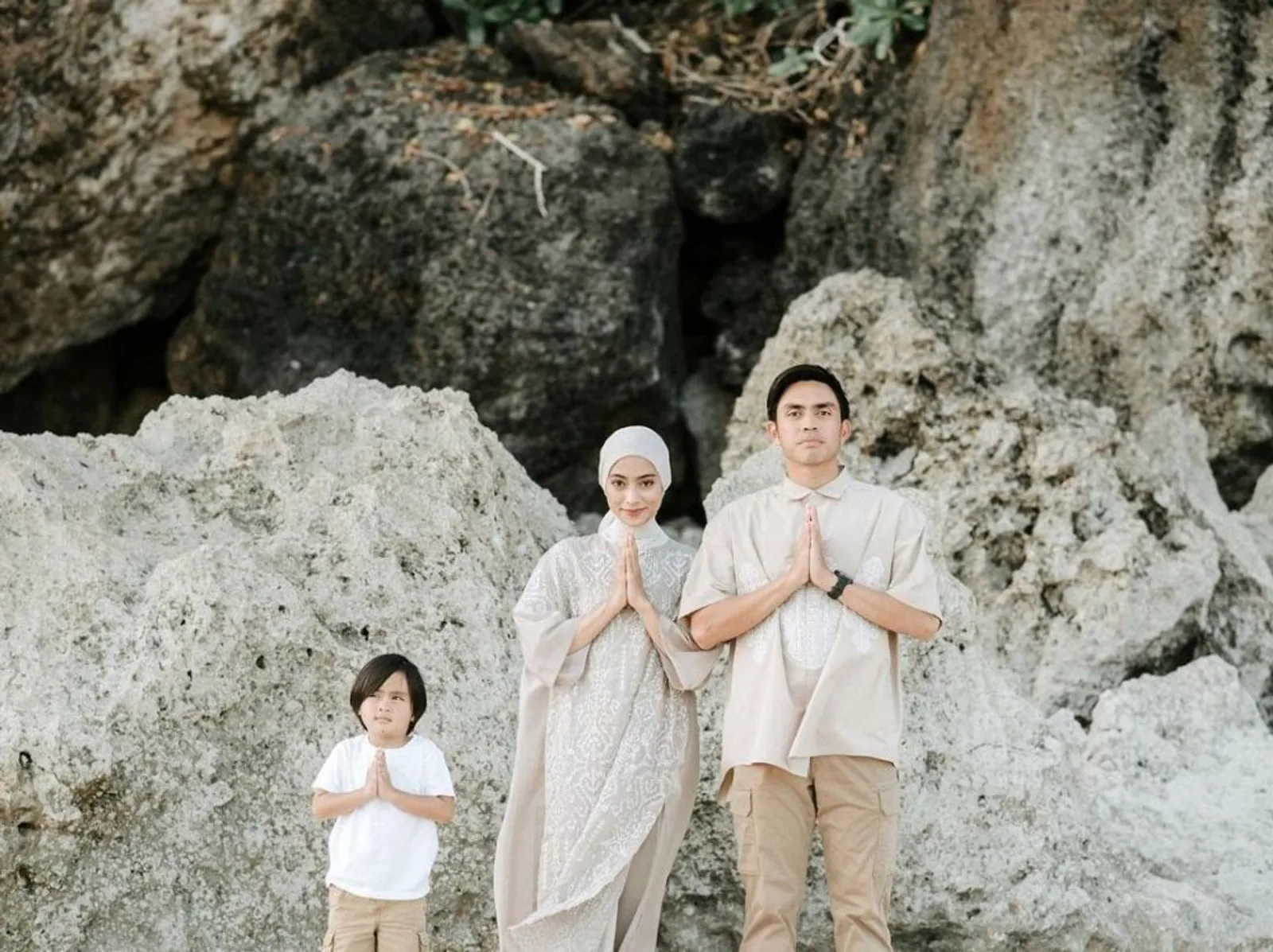 10 Potret Bahagia Keluarga Artis yang Menetap di Bali, Penuh Kedamaian