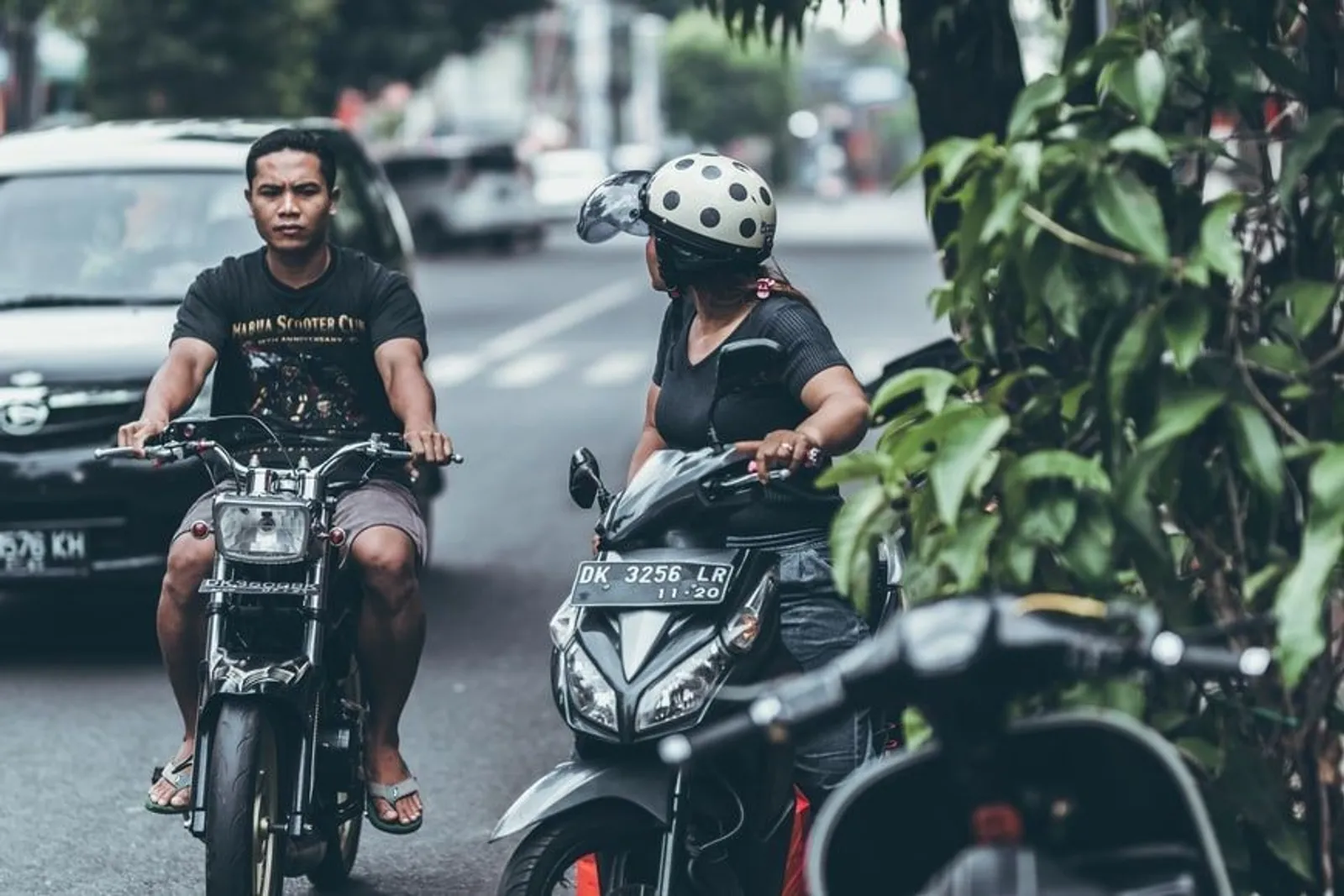 10 Kebiasaan Unik Orang Indonesia yang Bikin Bule Nggak Nyaman