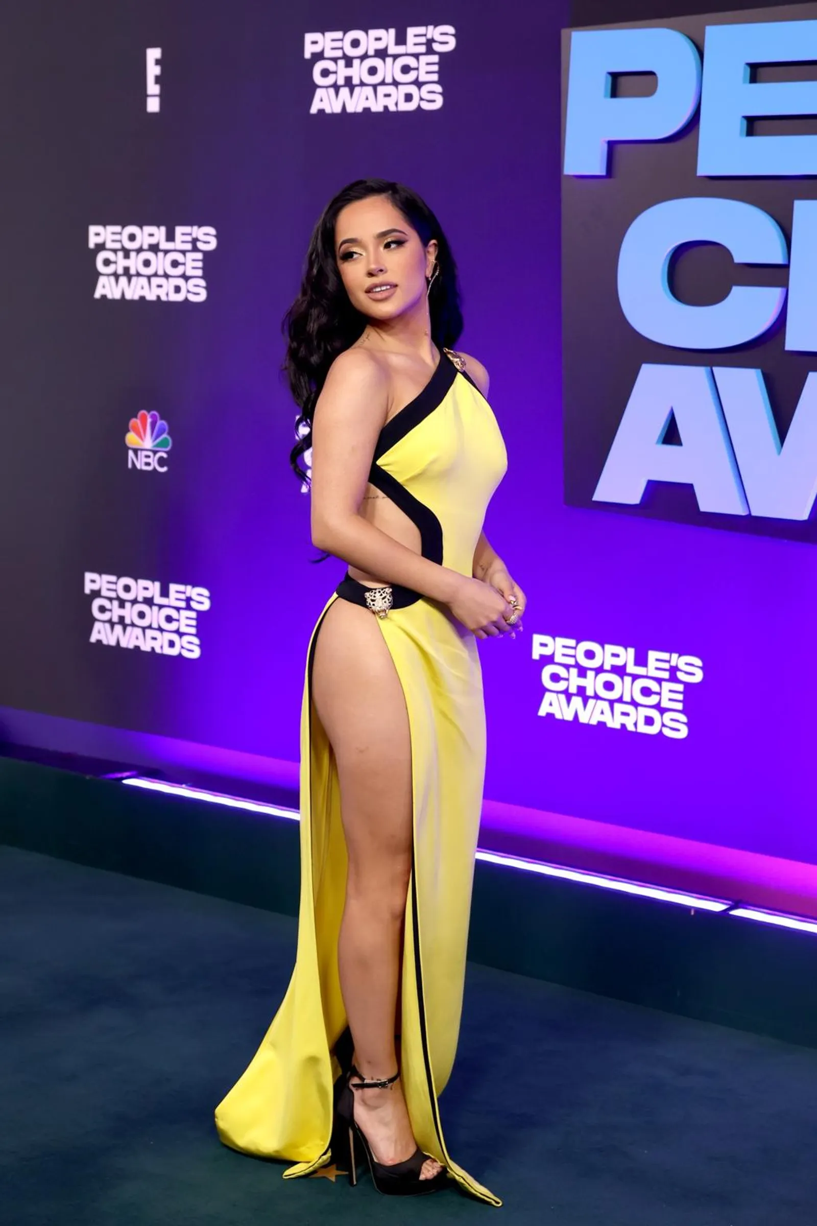 Becky G Berani Tampil Hampir Telanjang di People's Choice Awards 2021