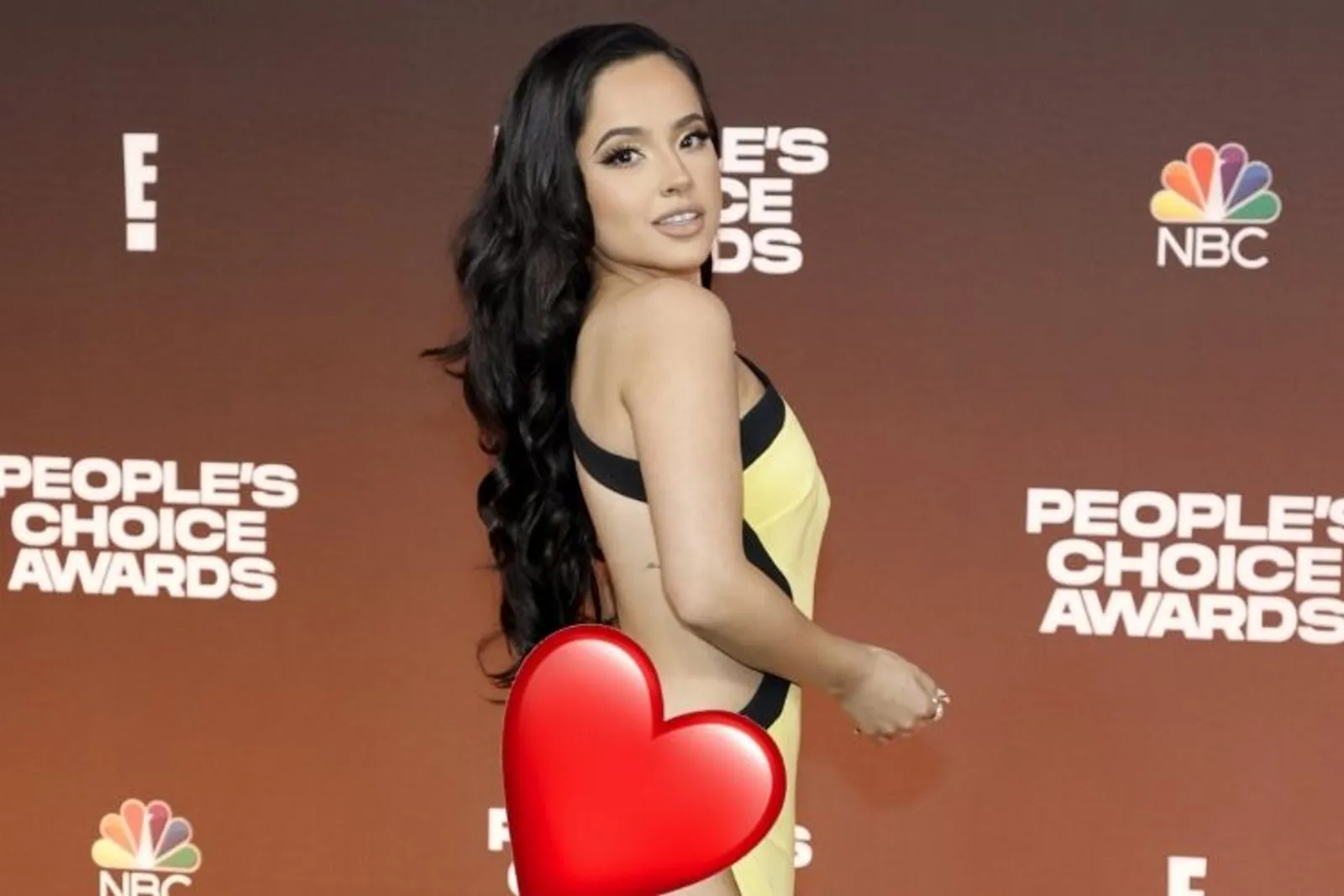 Becky G Berani Tampil Hampir Telanjang di People's Choice Awards 2021