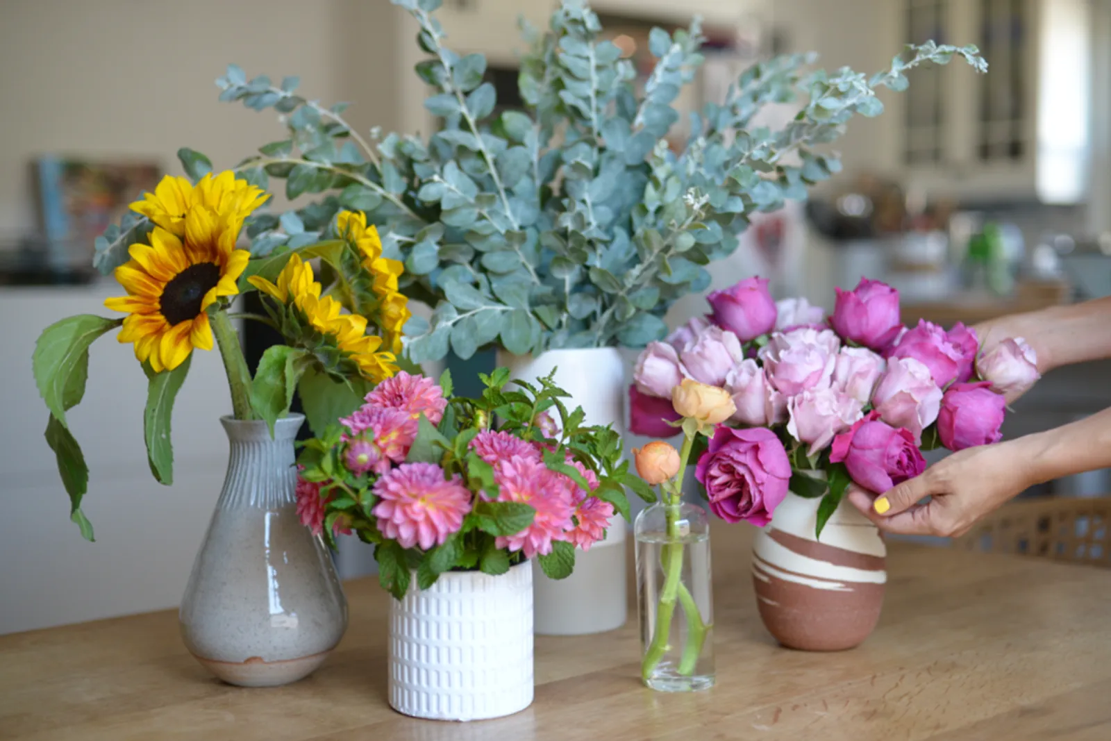 Lebih Tahan Lama, Ini 5 Tips Merawat Bunga di Dalam Vas