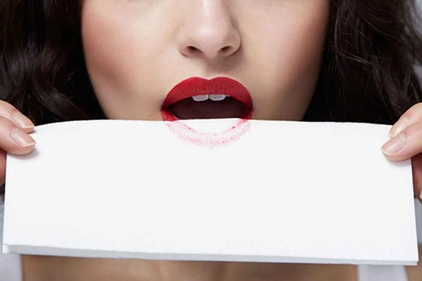 Cara Membuat Lipstik Tahan Lama dan Bibir Tetap Lembap
