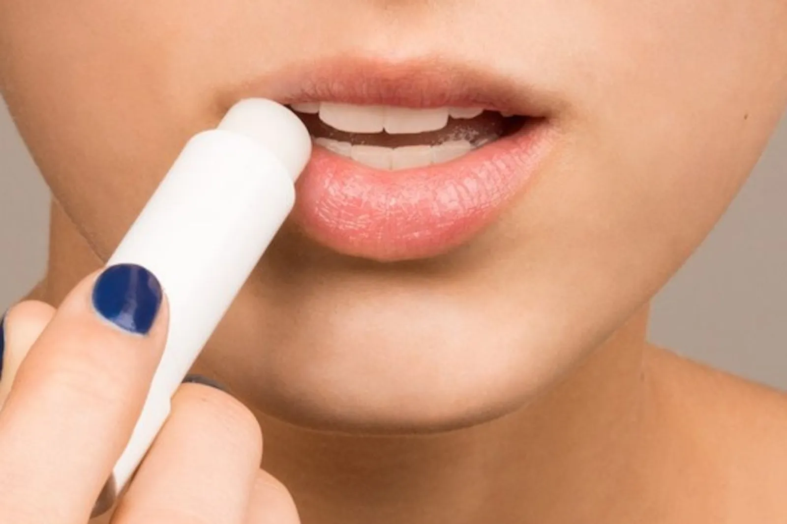 Cara Membuat Lipstik Tahan Lama dan Bibir Tetap Lembap