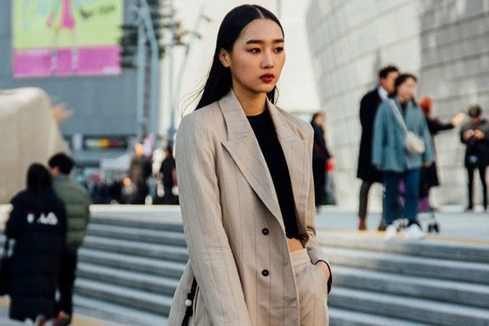 Tips Padu-padan Outfit Minimalis a La Perempuan Korea