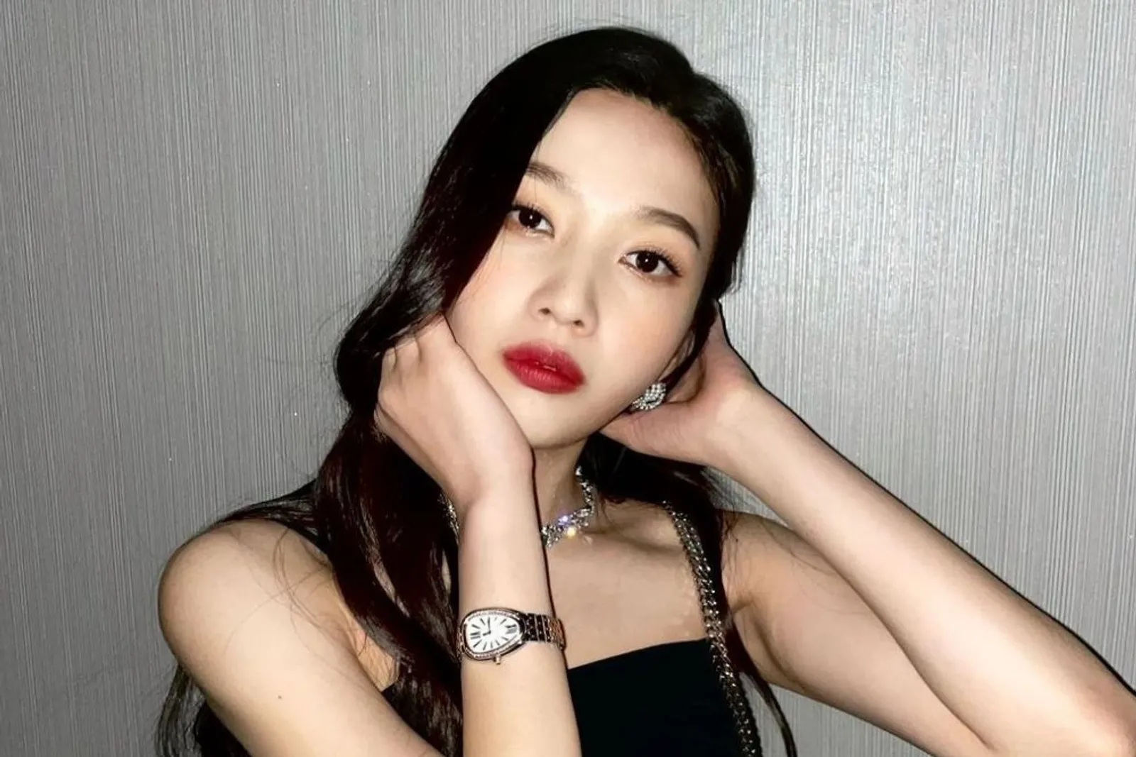 Sensual di Hari Natal dengan Pulasan Lipstik Merah a la Idol Korea