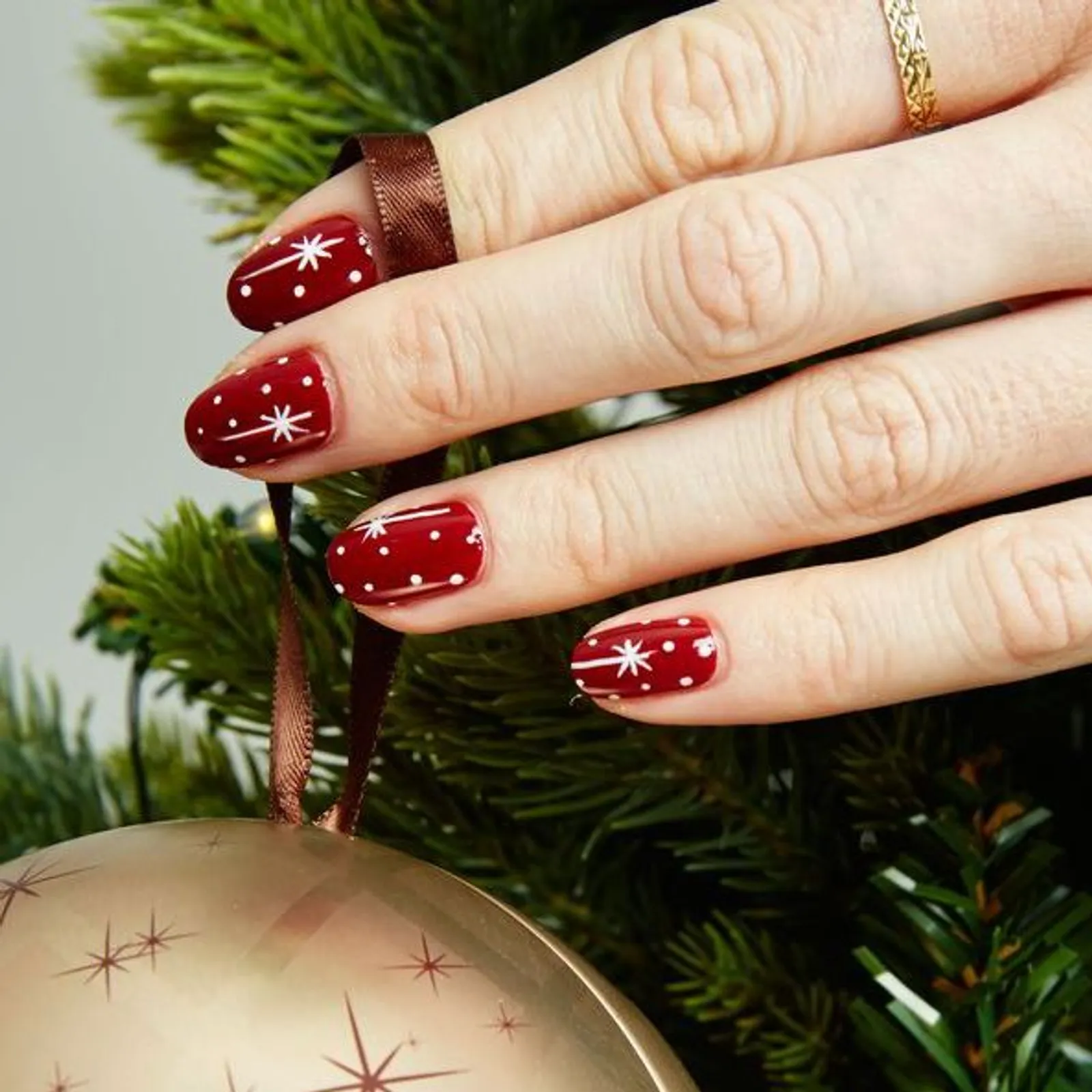 8 Contoh Nail Art Tema Natal yang Bikin Kuku Makin Cantik