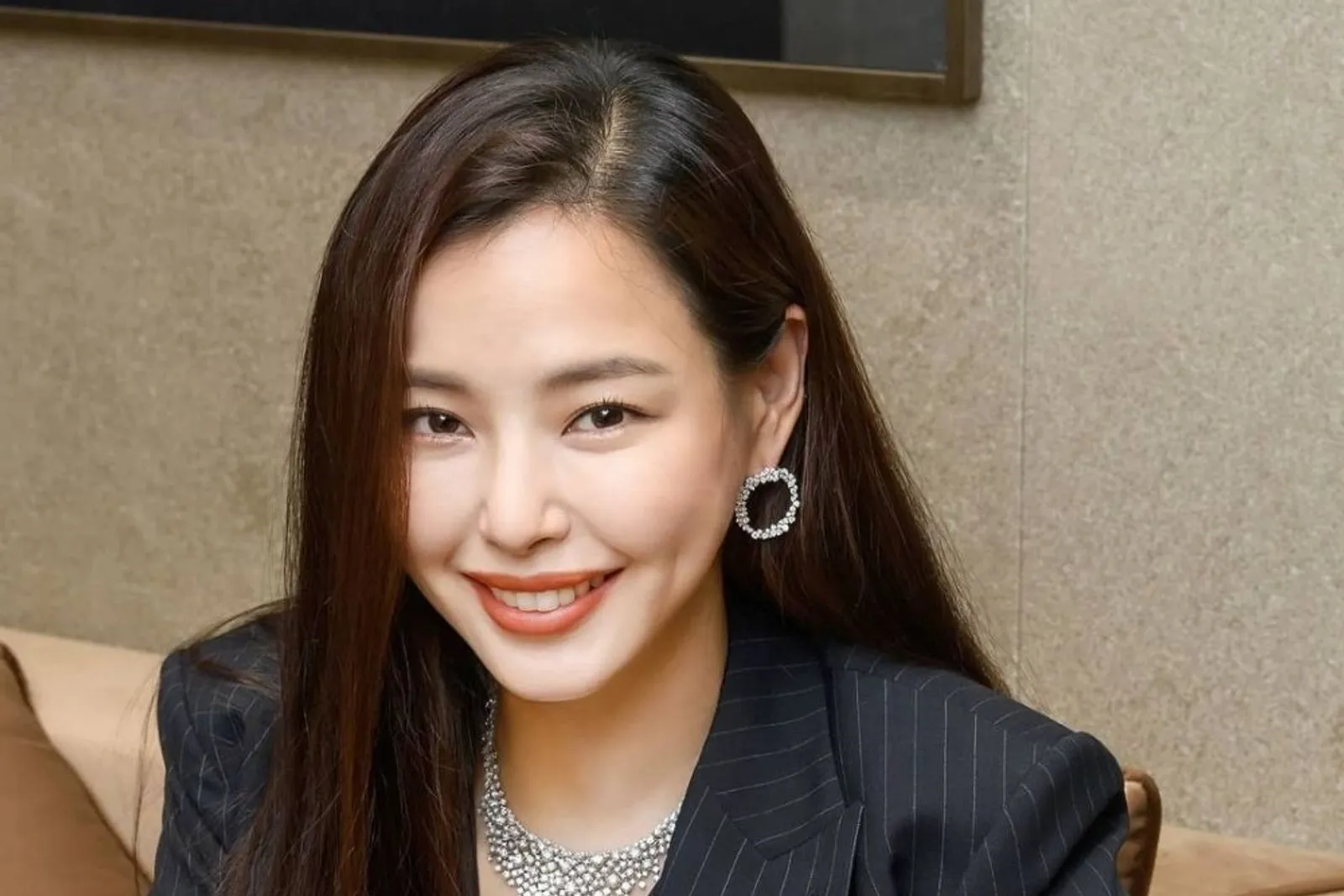 Cantiknya Honey Lee, Mantan Miss Korea yang Dinikahi Lelaki Non-Seleb