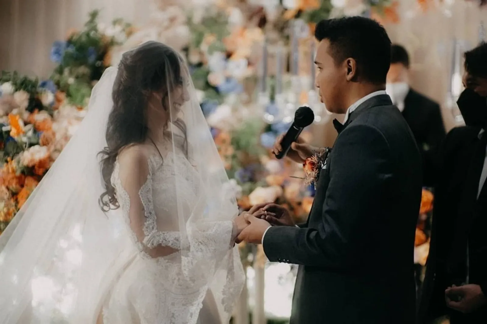 10 Momen Pernikahan Joshua Suherman & Clairine Clay, Tawa Hingga Haru