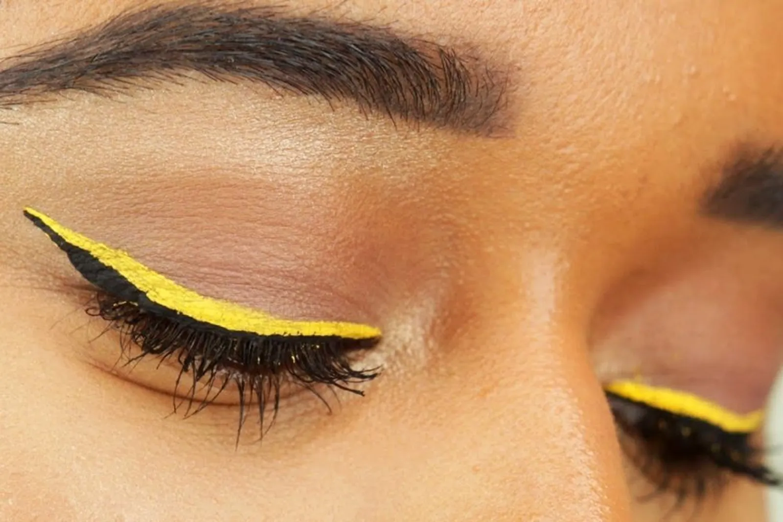 7 Tips Mengaplikasikan Makeup untuk Kamu Si Pengguna Lensa Kontak 