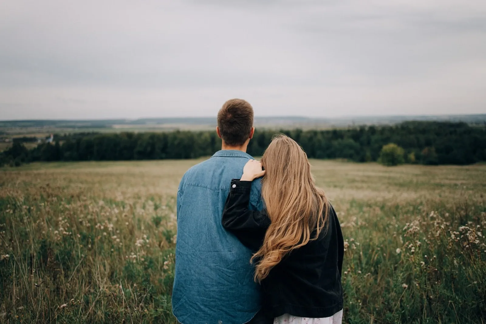 5 Alasan Cinta Saja Nggak Cukup untuk Mempertahankan Hubungan