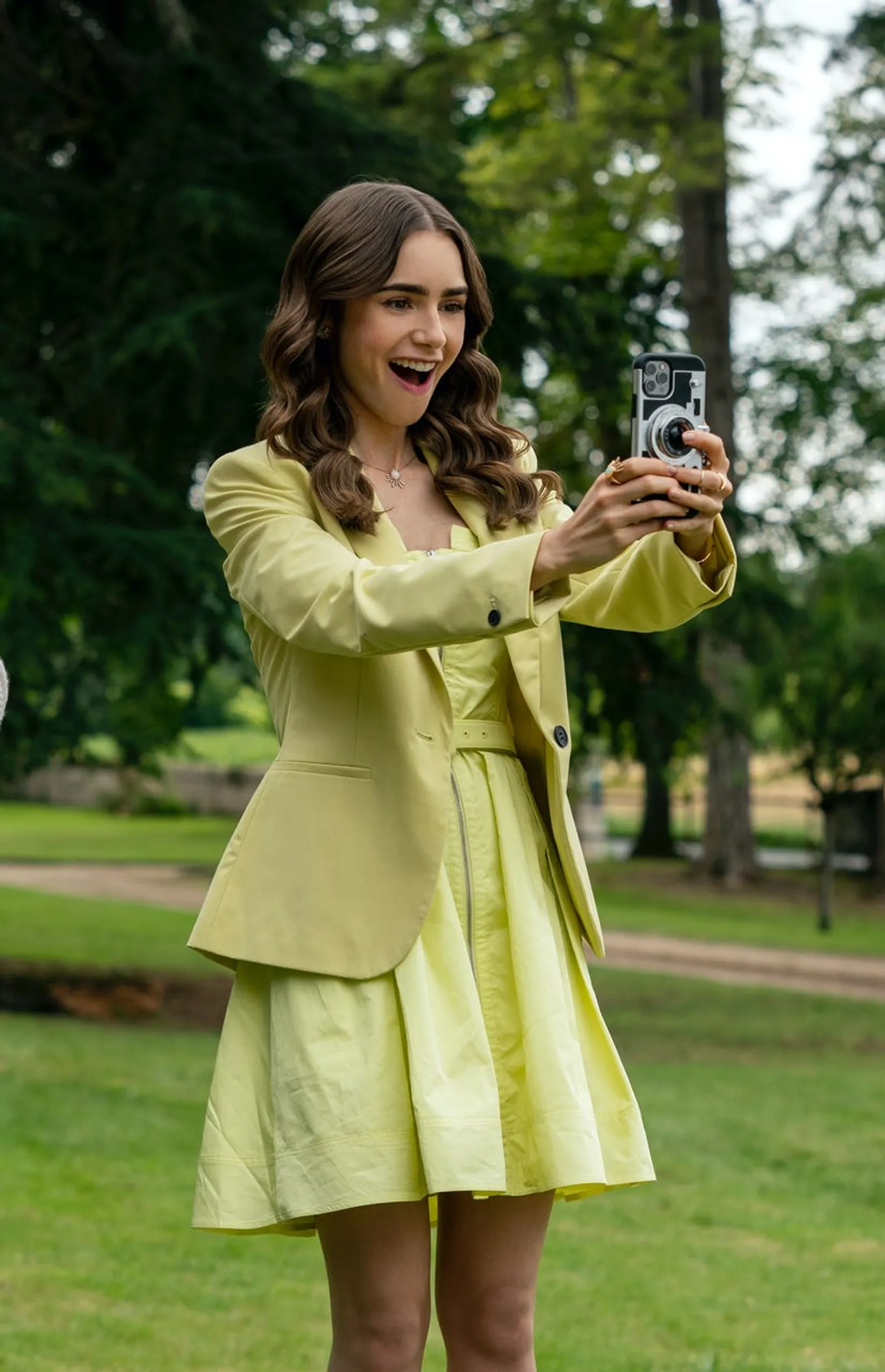 20 Momen Fashion Terbaik Lily Collins di Emily in Paris Season 2