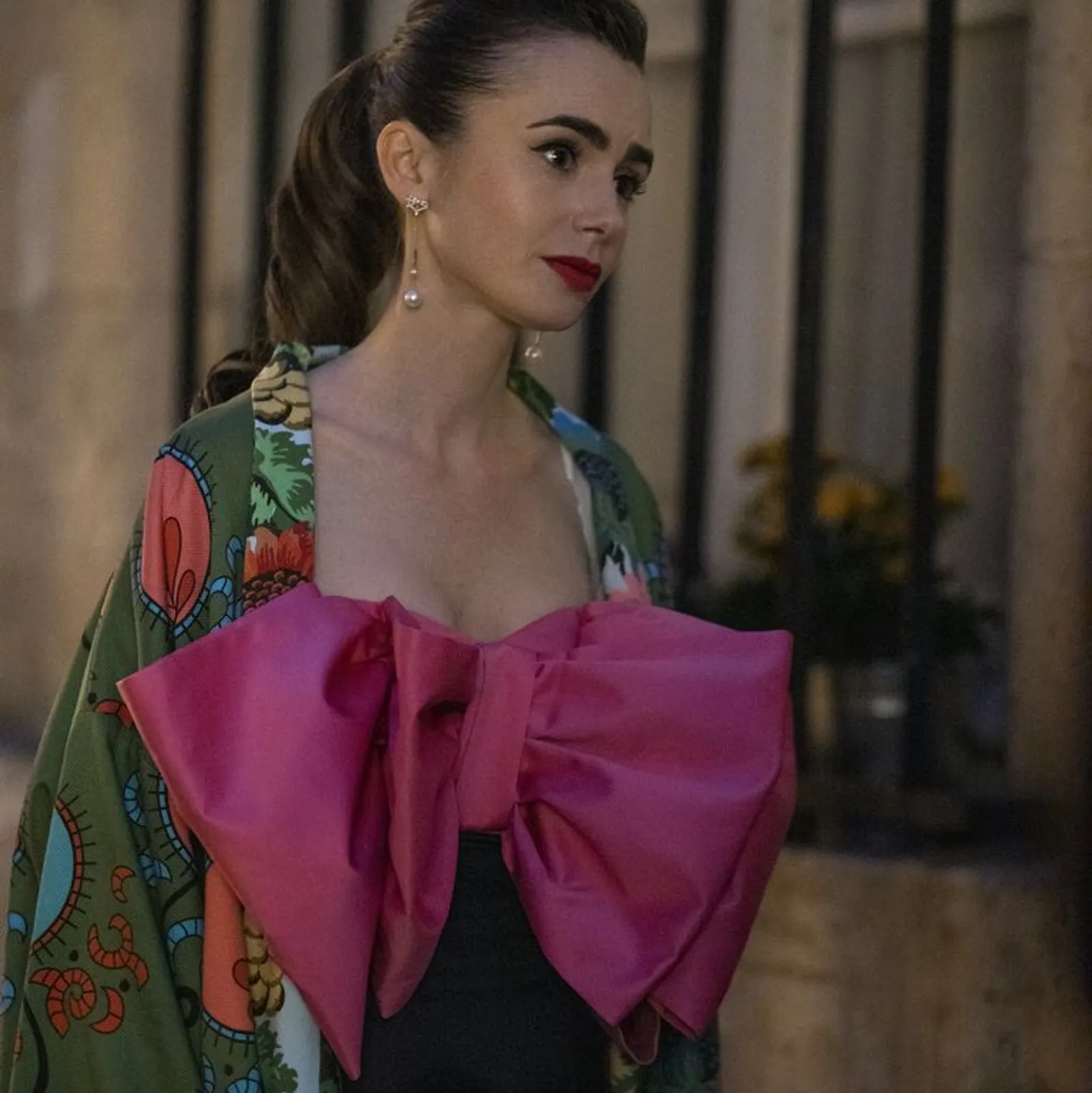 20 Momen Fashion Terbaik Lily Collins di Emily in Paris Season 2
