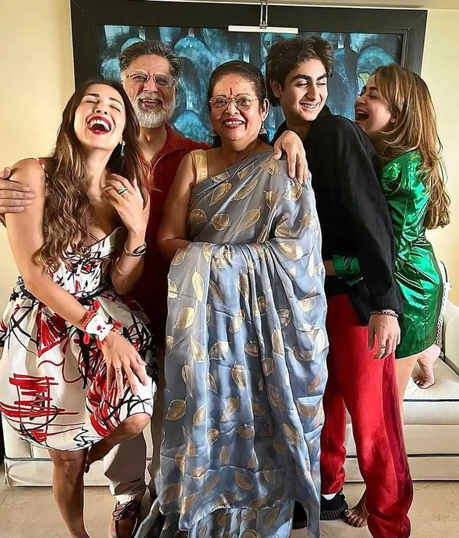 9 Potret Artis Bollywood Rayakan Natal 2021 Bersama Keluarga