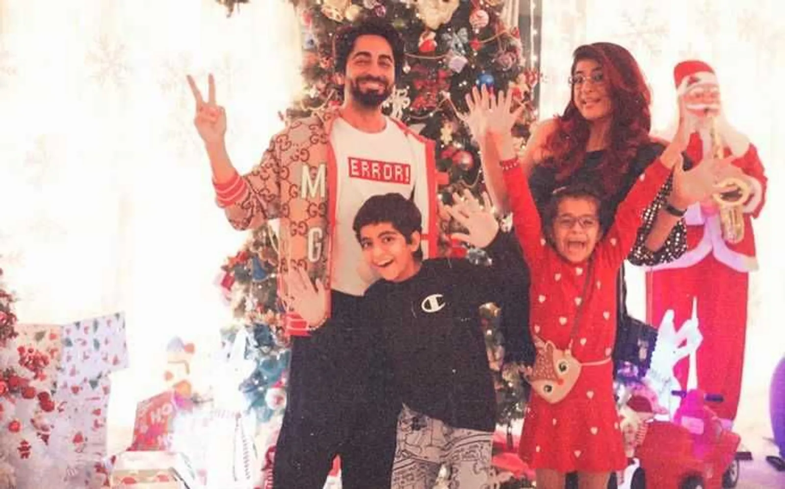 9 Potret Artis Bollywood Rayakan Natal 2021 Bersama Keluarga