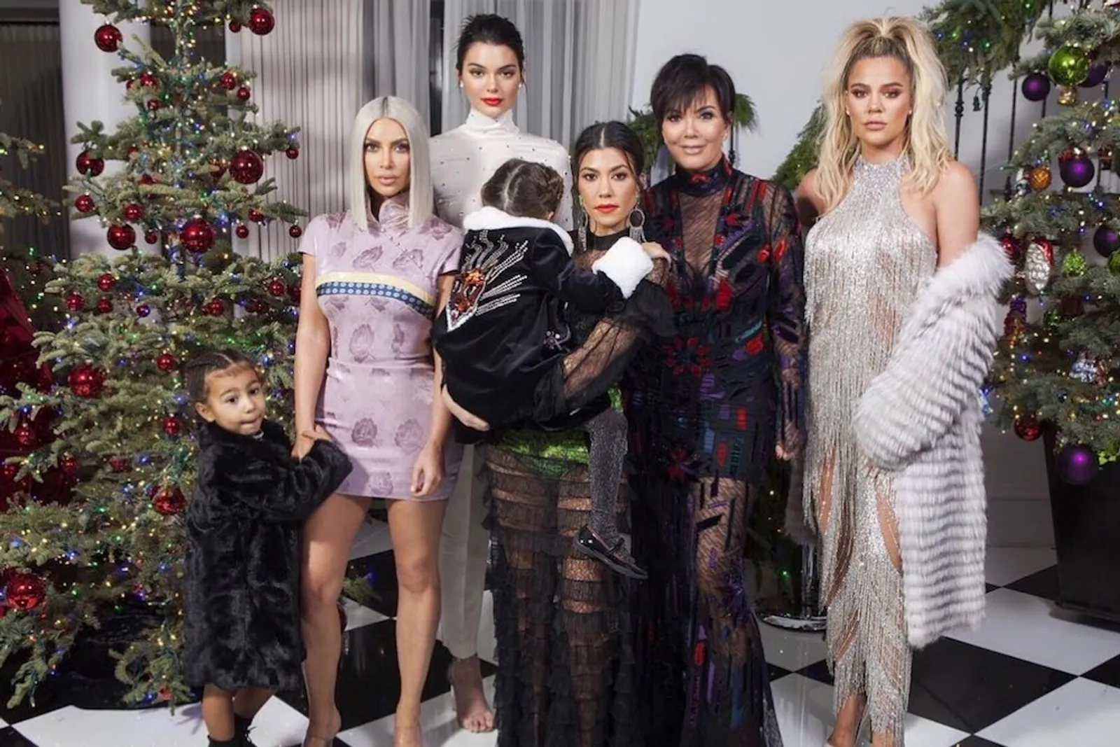 Throwback Gaya Seksi Keluarga Kardashian saat Natal & Tahun Baru