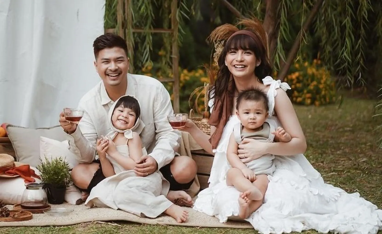 9 Potret Bahagia Keluarga Artis yang Pindah Agama Setelah Menikah