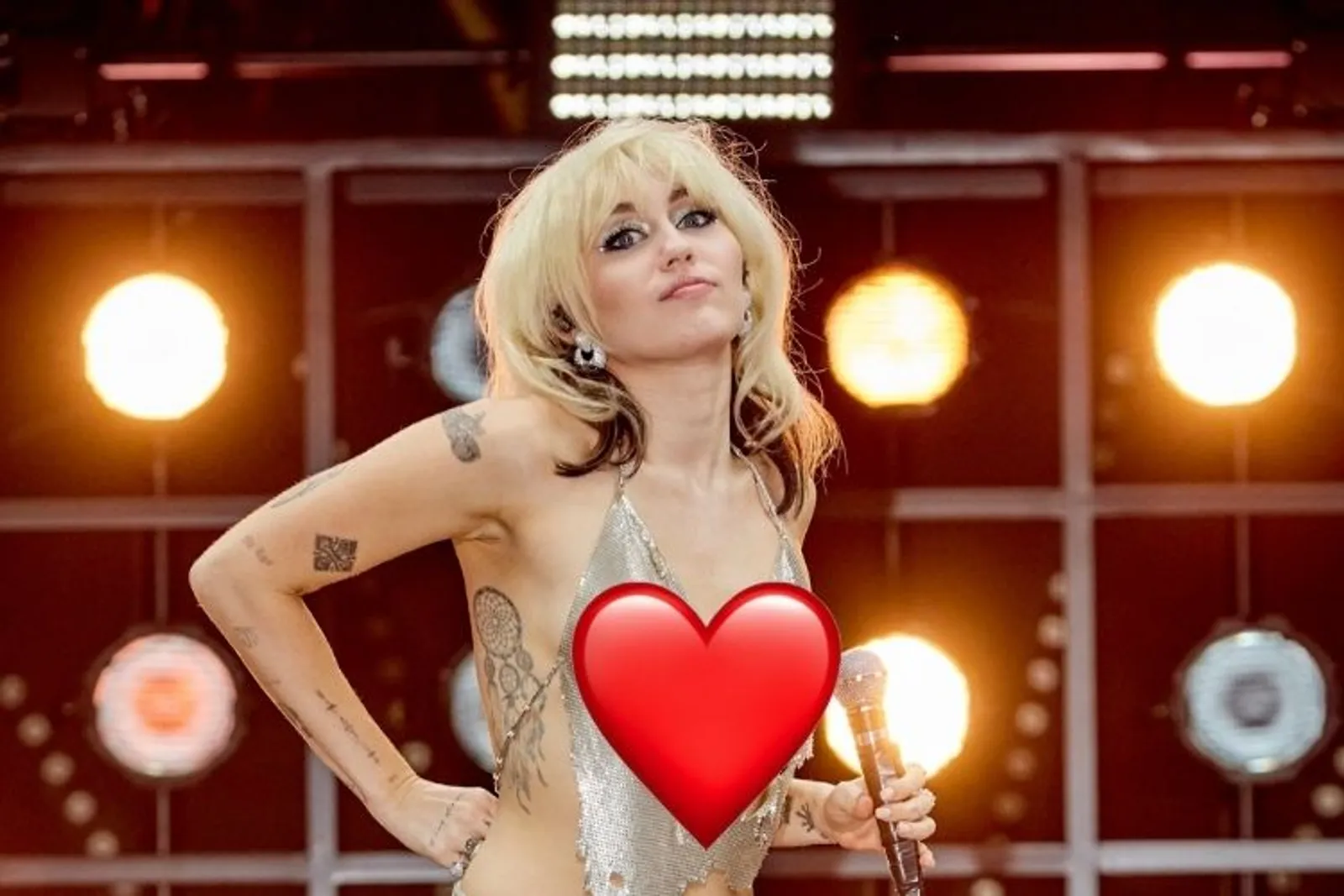 Gaya Seksi Miley Cyrus di Konser Tahun Baru, Ada yang Malfungsi!