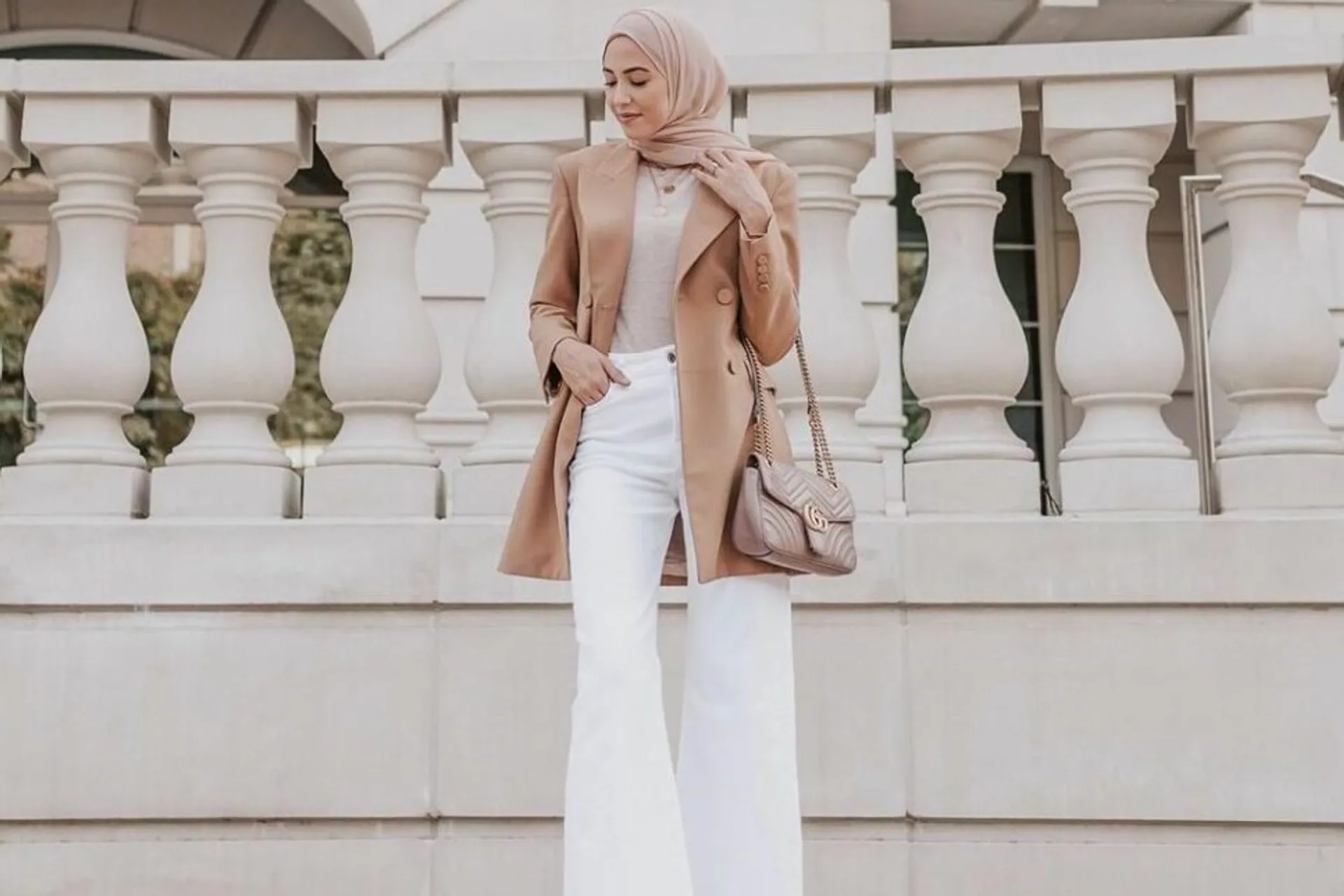 Cara Mix & Match Celana Putih, Cocok Ditiru Perempuan Hijab