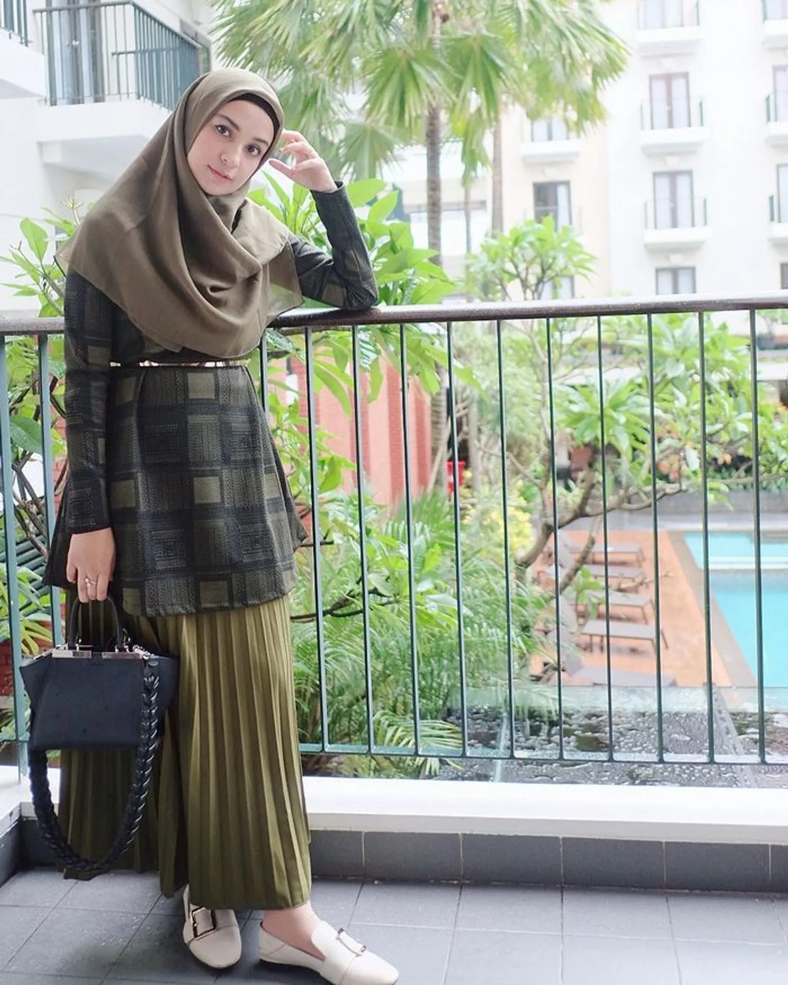 Tips Padu-padan Rok Plisket Hijau Army untuk Cewek Hijabers