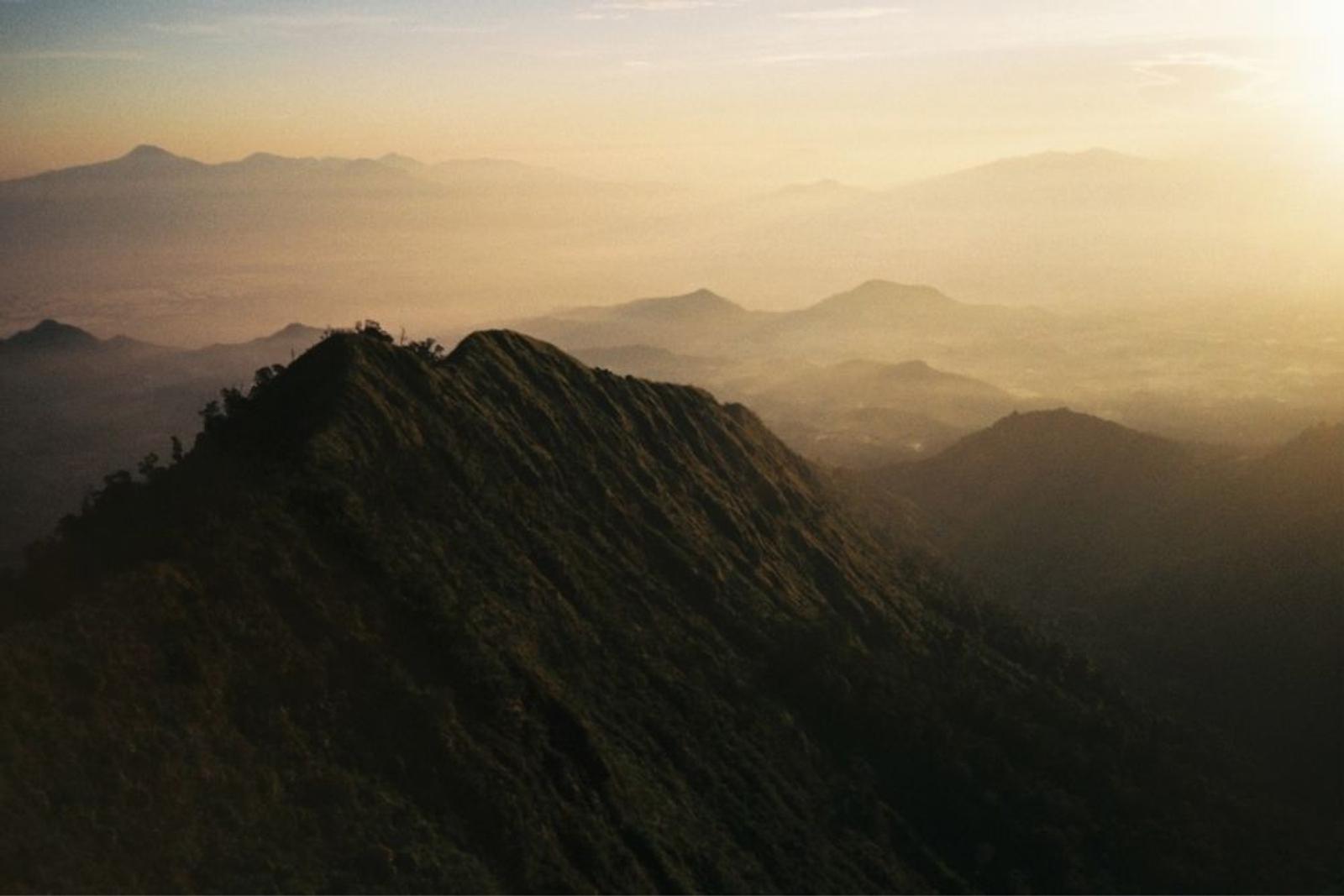 9 Rekomendasi Gunung di Jawa Barat, Cocok untuk Pendaki Pemula