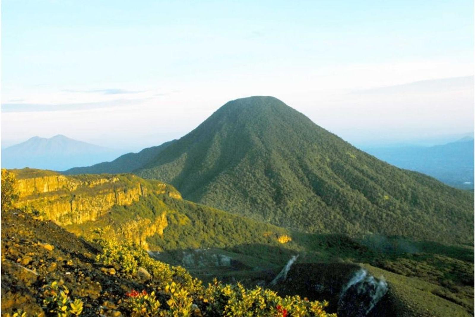 9 Rekomendasi Gunung di Jawa Barat, Cocok untuk Pendaki Pemula