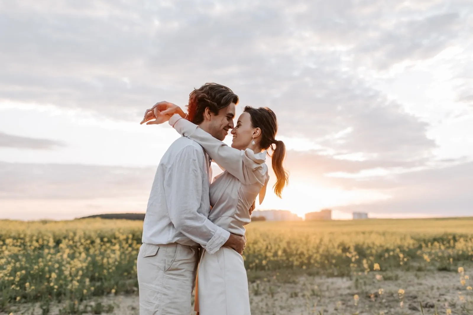 10 Ide Kegiatan Romantis yang Bisa Dilakukan Saat Bulan Madu