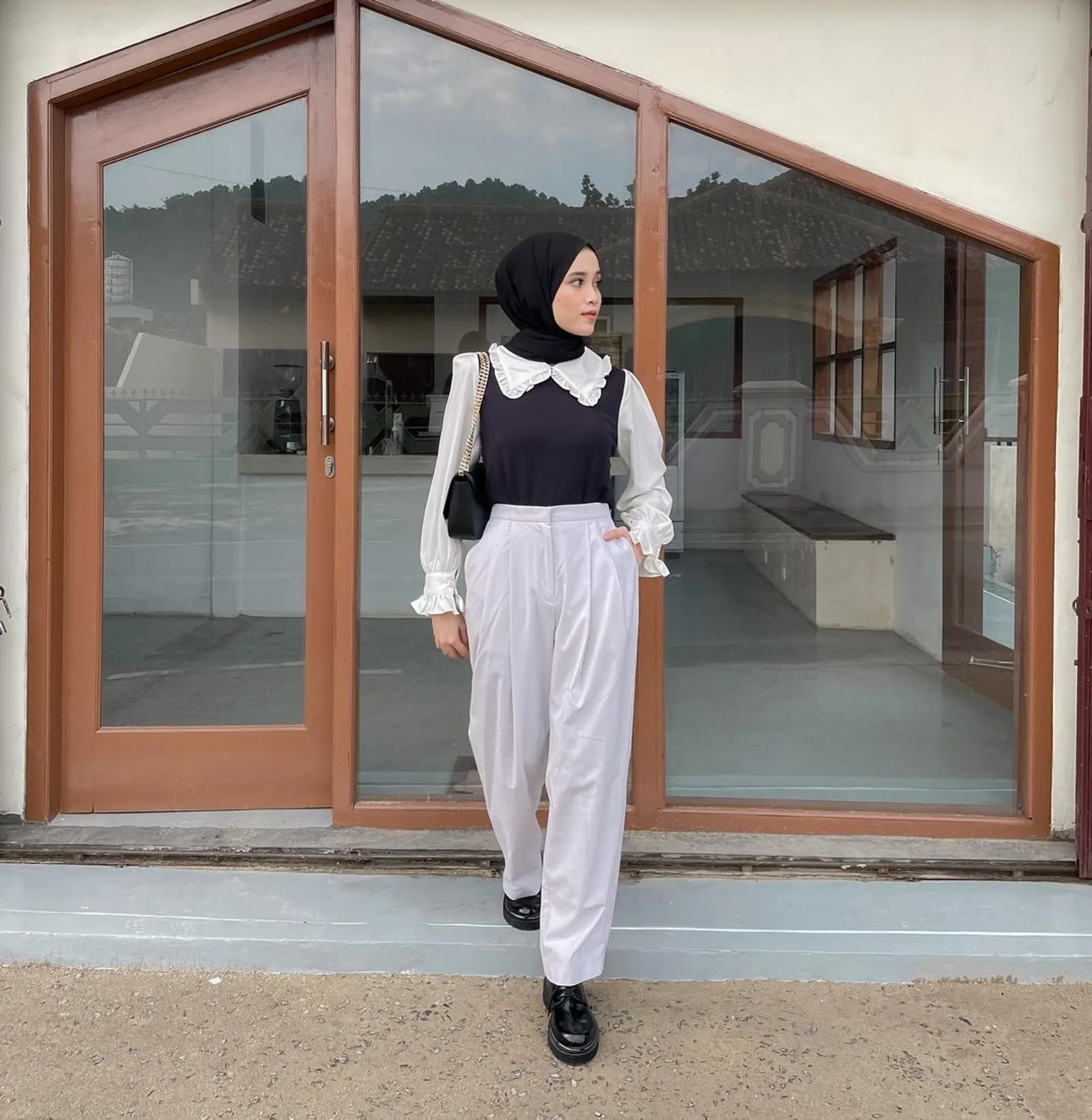Cara Mix & Match Celana Putih, Cocok Ditiru Perempuan Hijab