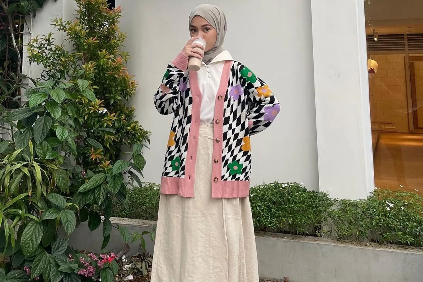 Referensi Gaya Baru Pakai Cardigan Rajut untuk Pengguna Hijab