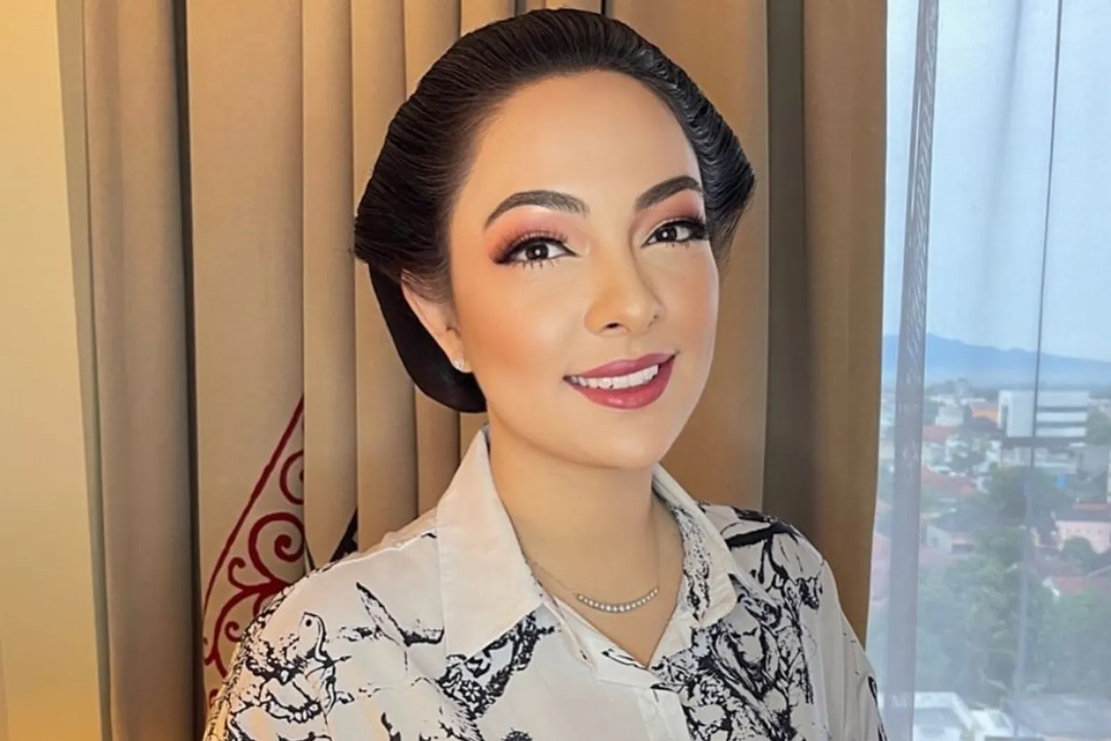 Potret Terkini Dokter Reisa Asmoro Berpulaskan Riasan Glamor, Stunning