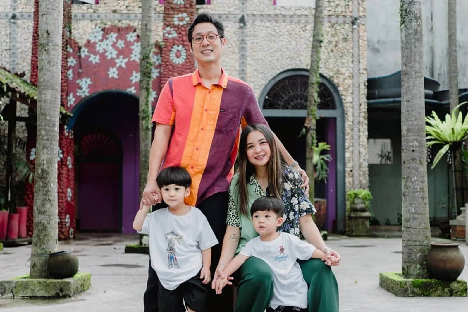 10 Potret Keluarga Junior Liem dan Putri Titian, Bahagia dengan 2 Anak
