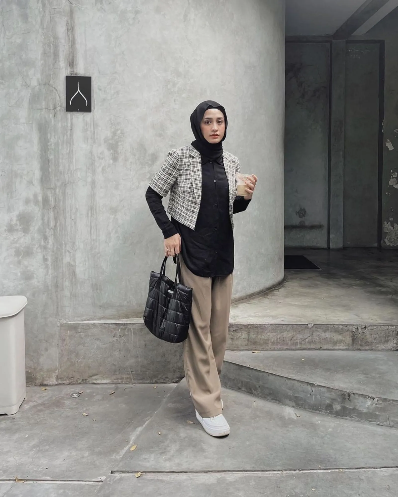 Ide Outfit Hijab Pakai Sneakers untuk Tampilan Stylish yang Nyaman