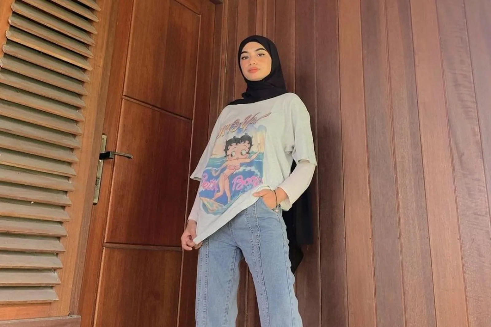 Referensi Gaya Baru Pakai Baju Lengan Pendek untuk Perempuan Hijab