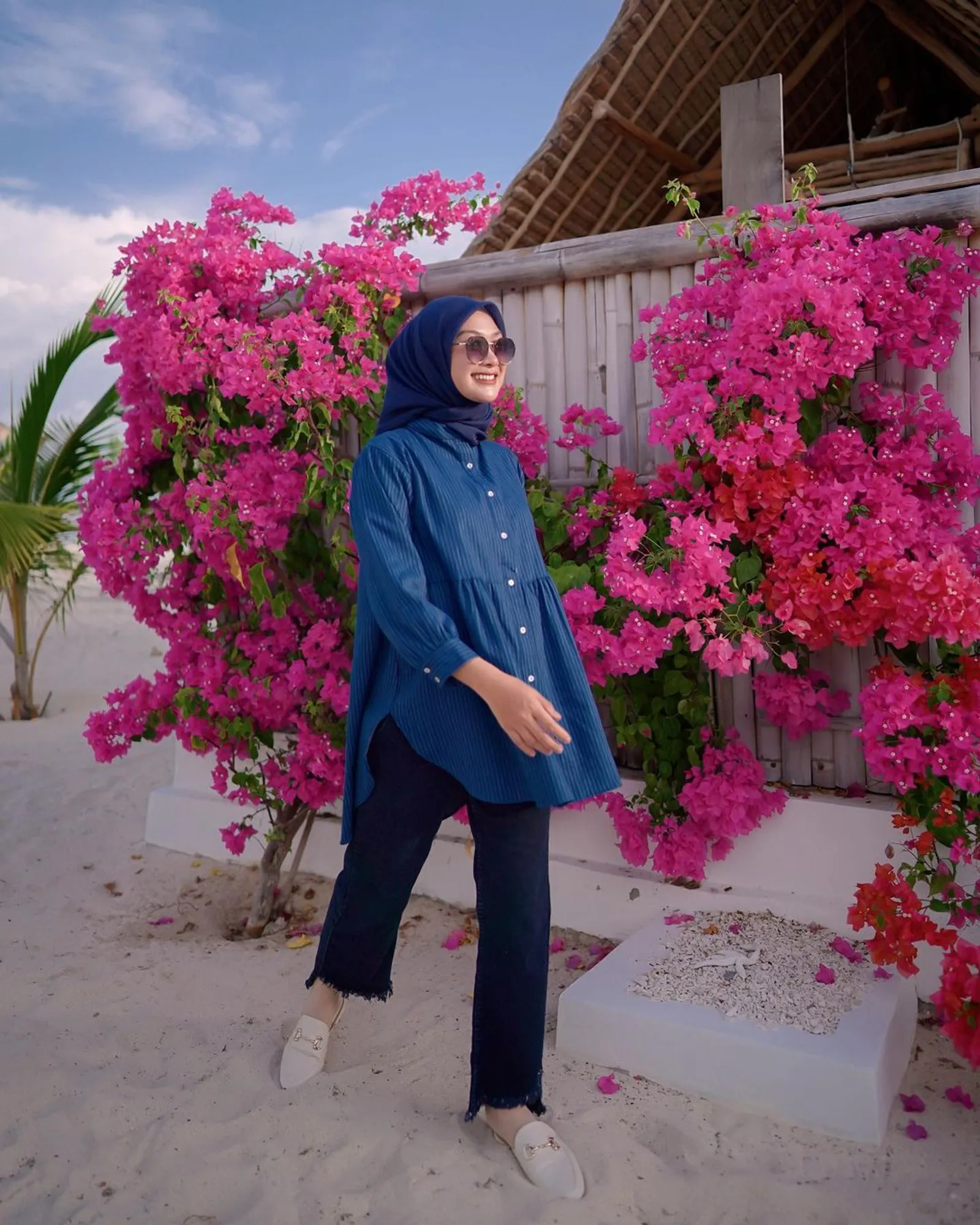 Rekomendasi Warna Hijab yang Cocok untuk Baju Biru Navy