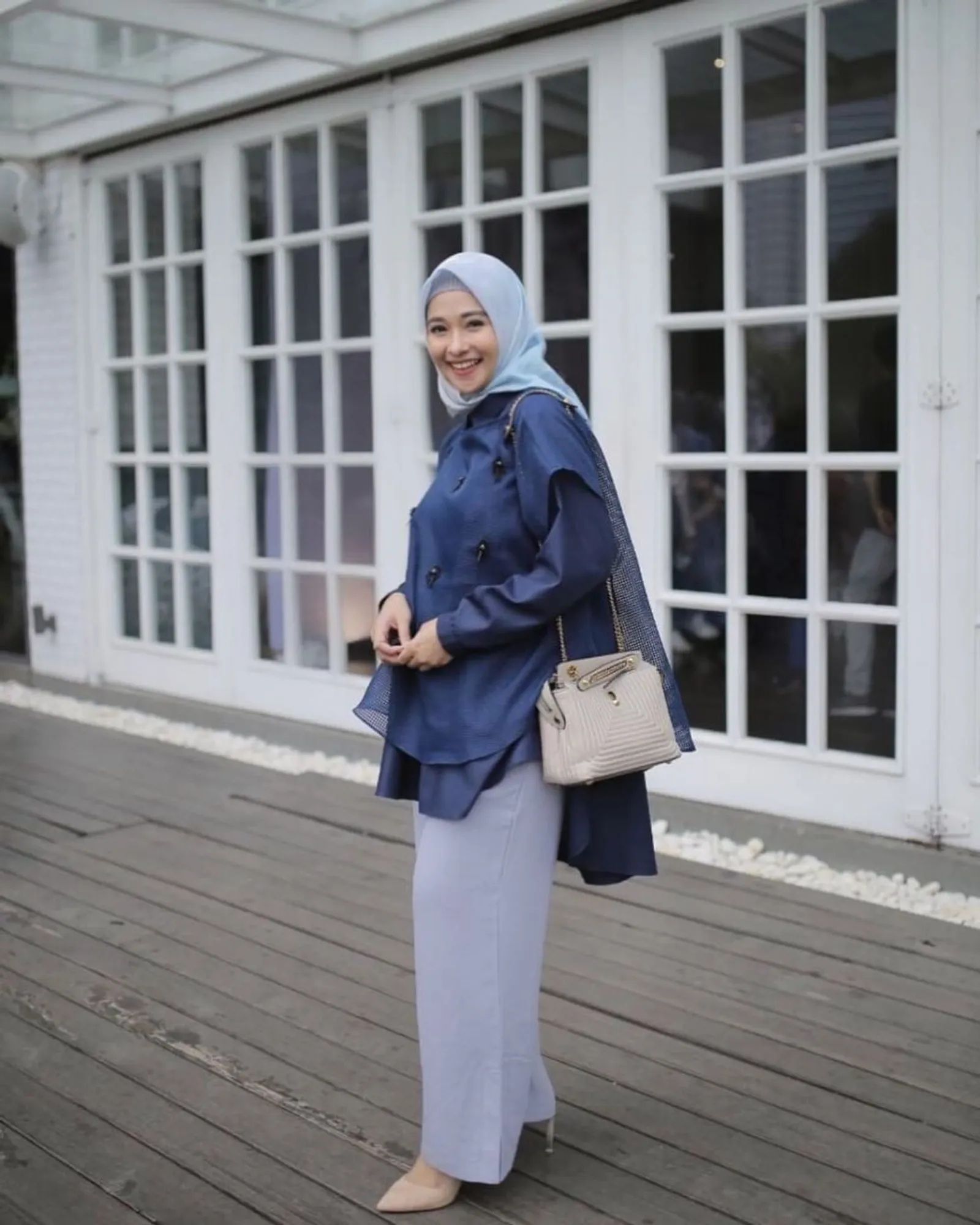 Rekomendasi Warna Hijab yang Cocok untuk Baju Biru Navy