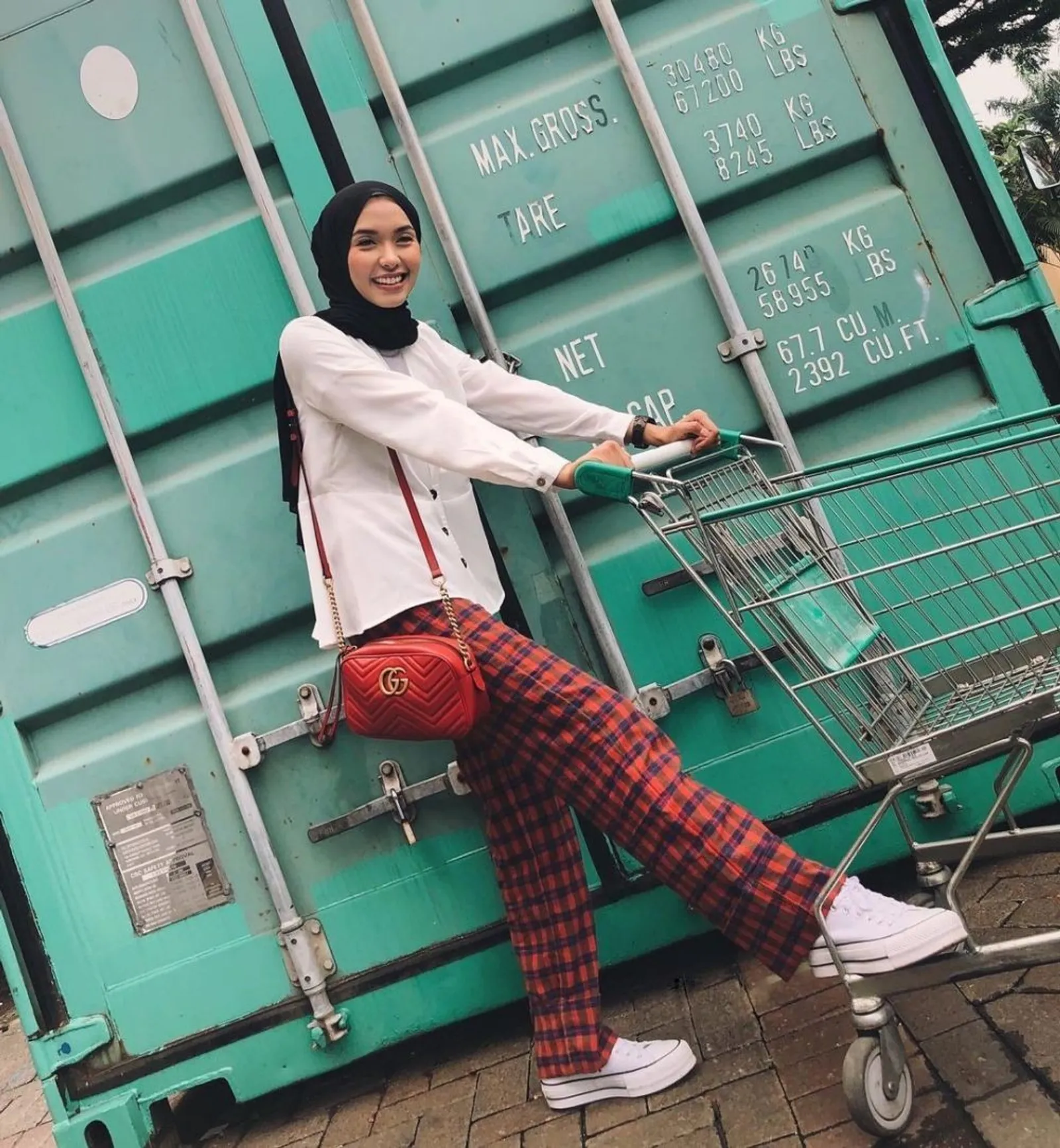 Cara Mix & Match Celana Kotak-kotak untuk Perempuan Hijab