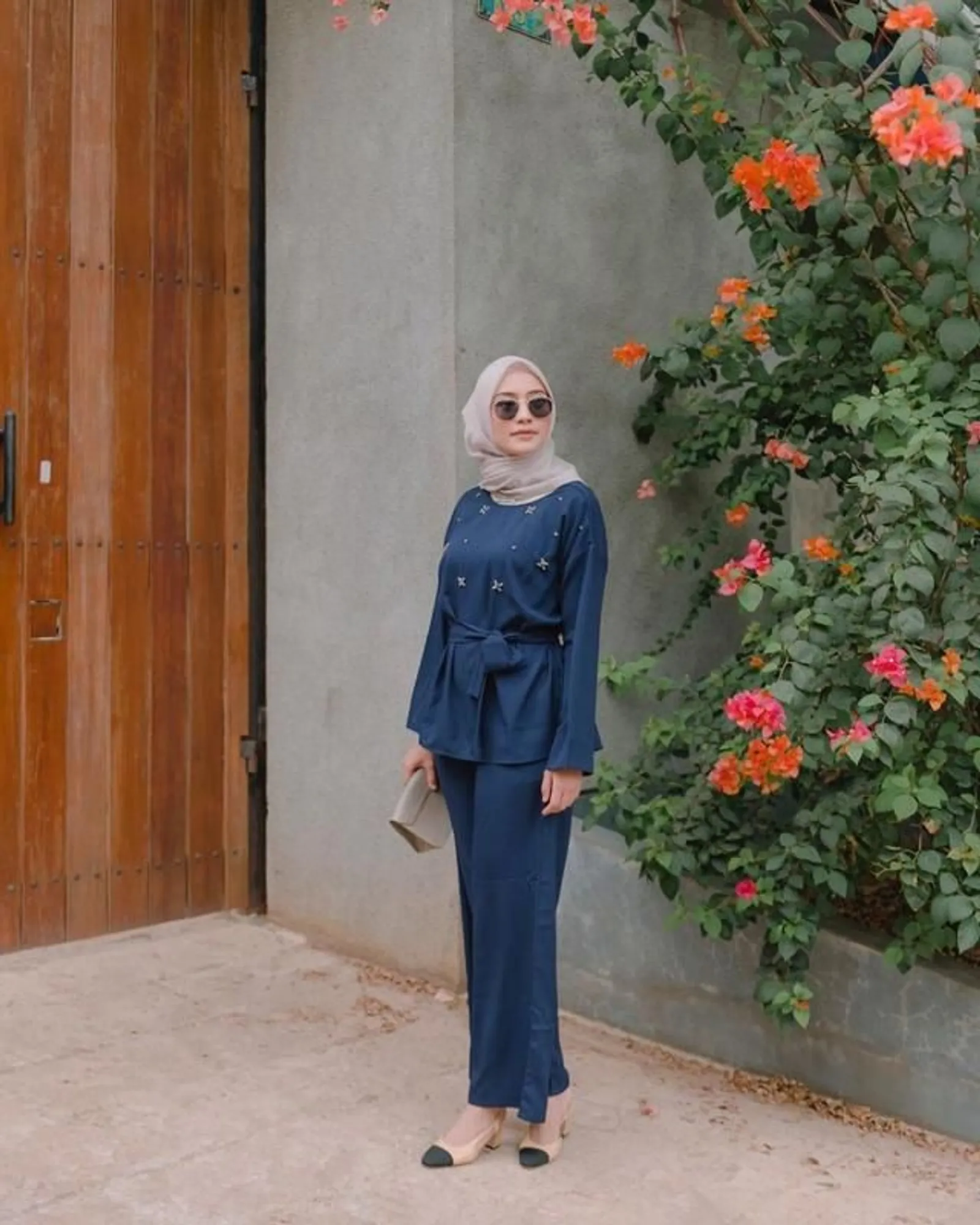 7 Warna Jilbab yang Cocok dengan Baju Biru Dongker