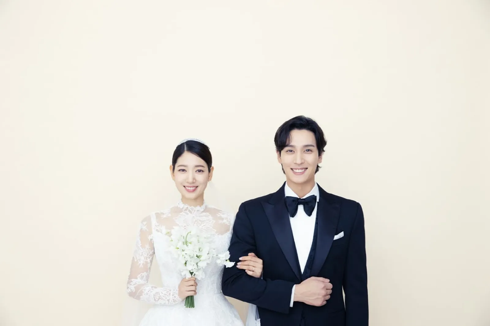 Detail Gaun Pre-Wedding dan Pernikahan Park Shin Hye yang Mewah