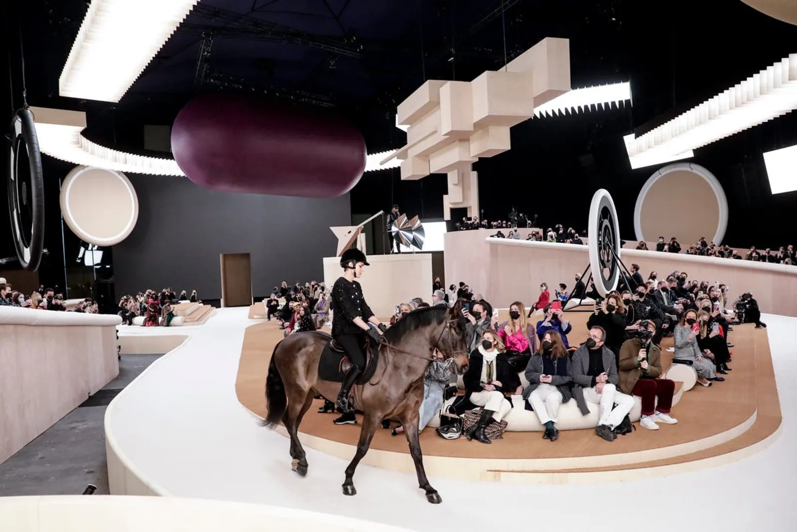 Konsep Berkuda di Runway, Chanel Langsung Dikecam Netizen
