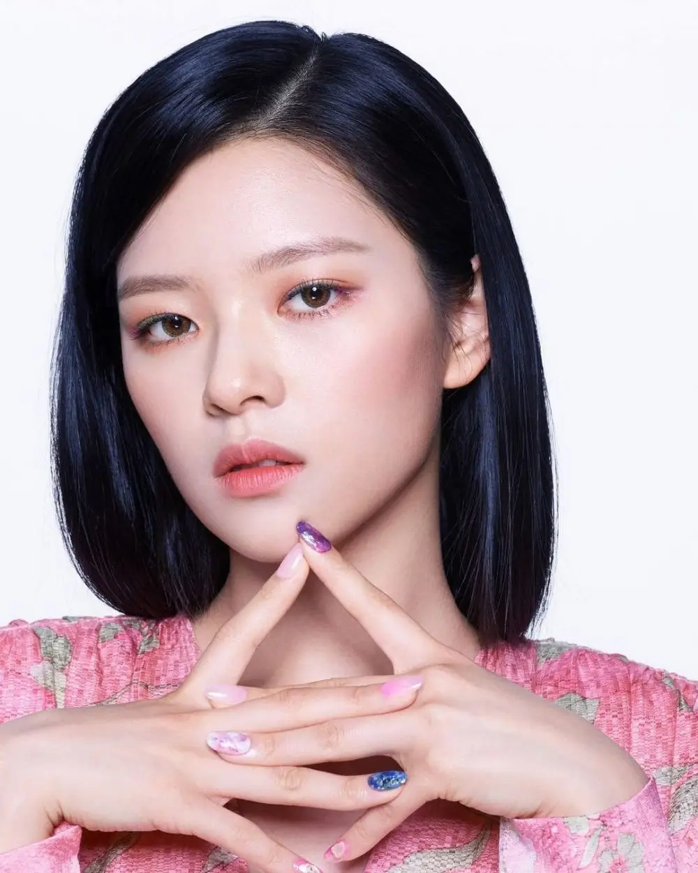 9 Inspirasi Nail Art Cute & Chic a la Member Twice yang Bisa Dicontek