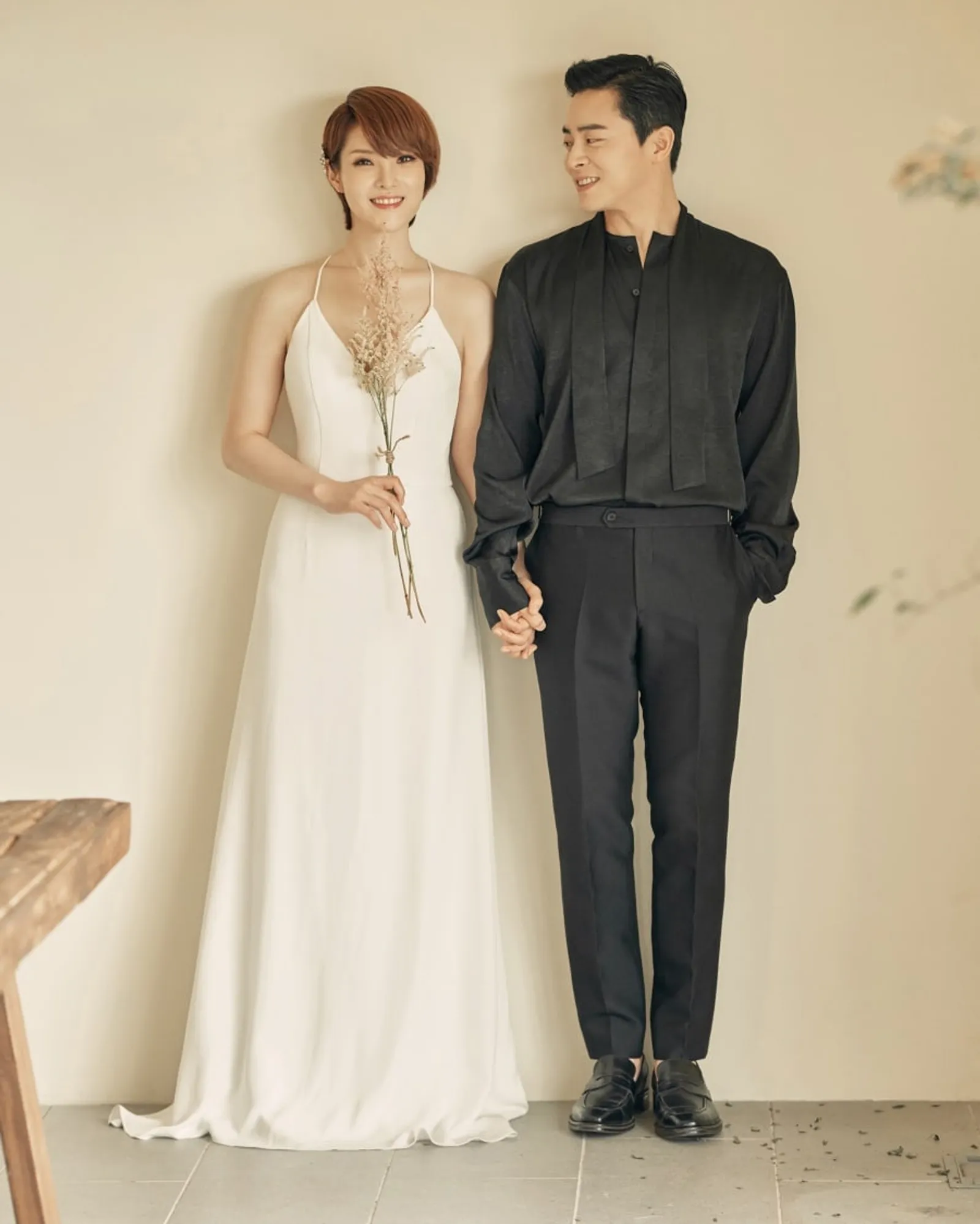 16 Gaya Artis Korea Pakai Gaun Mewah di Hari Pernikahan