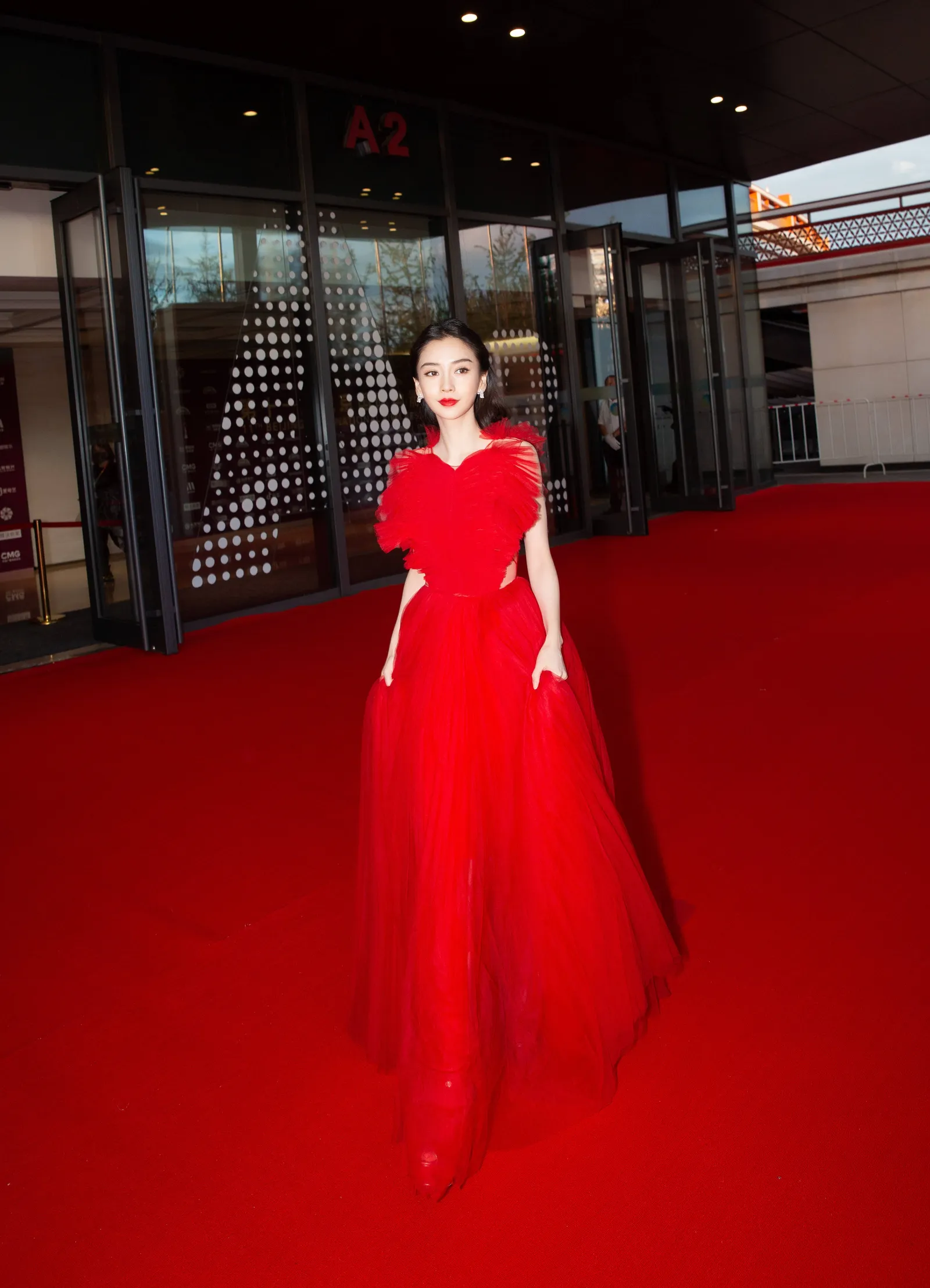 Deretan Gaun Mewah Artis Tiongkok di Karpet Merah, Elegan hingga Seksi