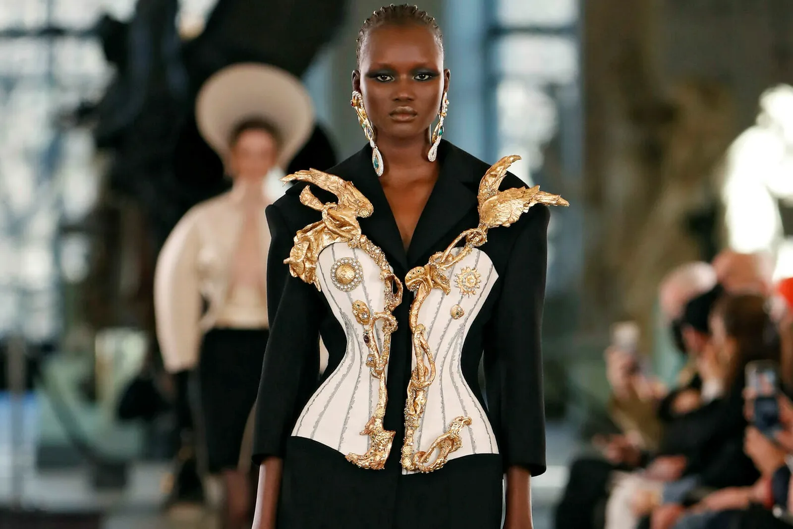 Koleksi Haute Couture Terbaik di Paris Fashion Week 2022