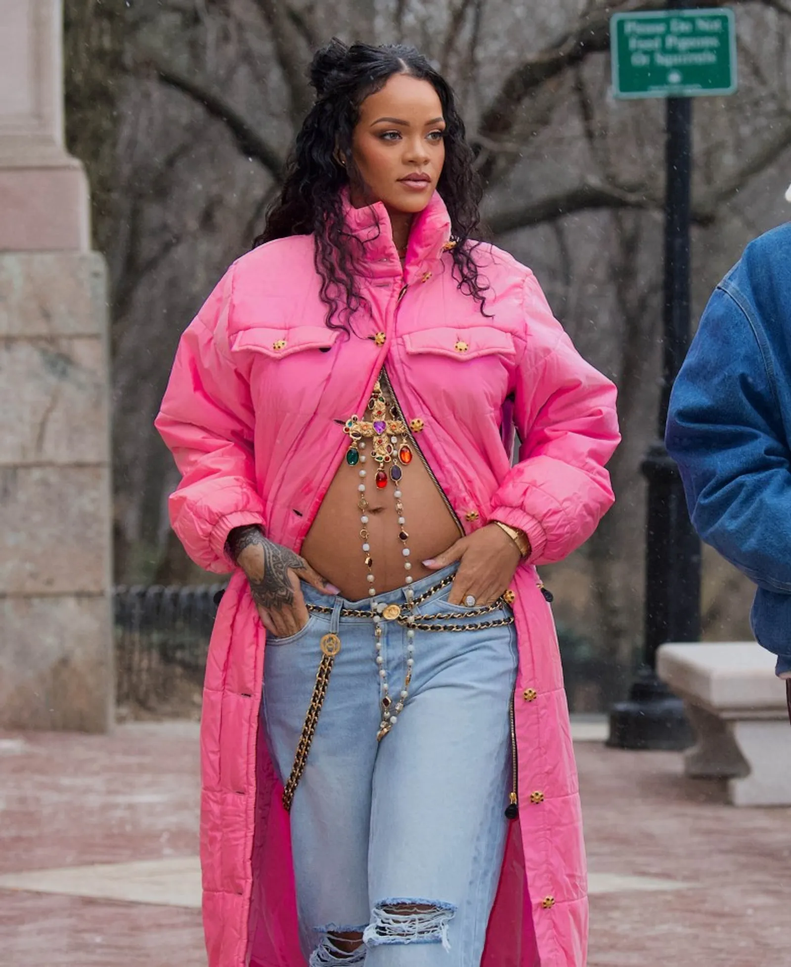 Deretan Gaya Rihanna 'Tutupi' Kehamilan hingga Debut Pamer Baby Bump