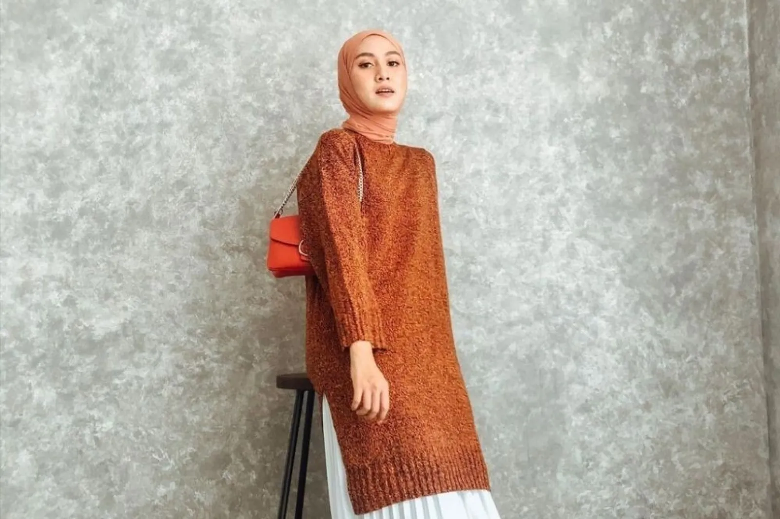 Inspirasi Padu-padan Tunik dan Rok Plisket untuk Hijabers